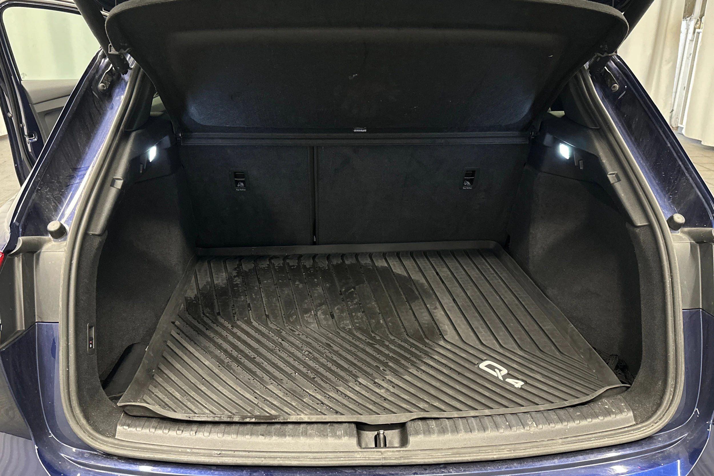 sininen Audi Q4 e-tron 2023 kuva 35.
