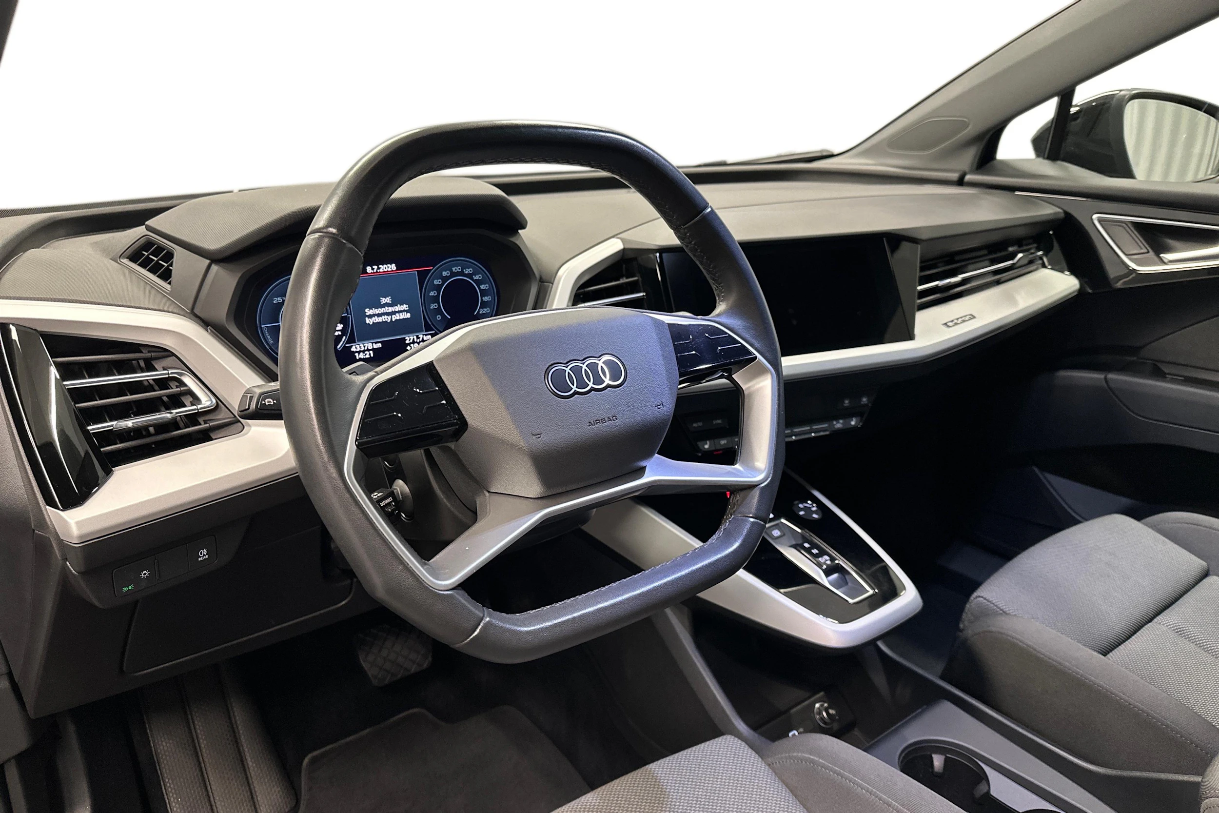 musta Audi Q4 e-tron 2023 kuva 6.