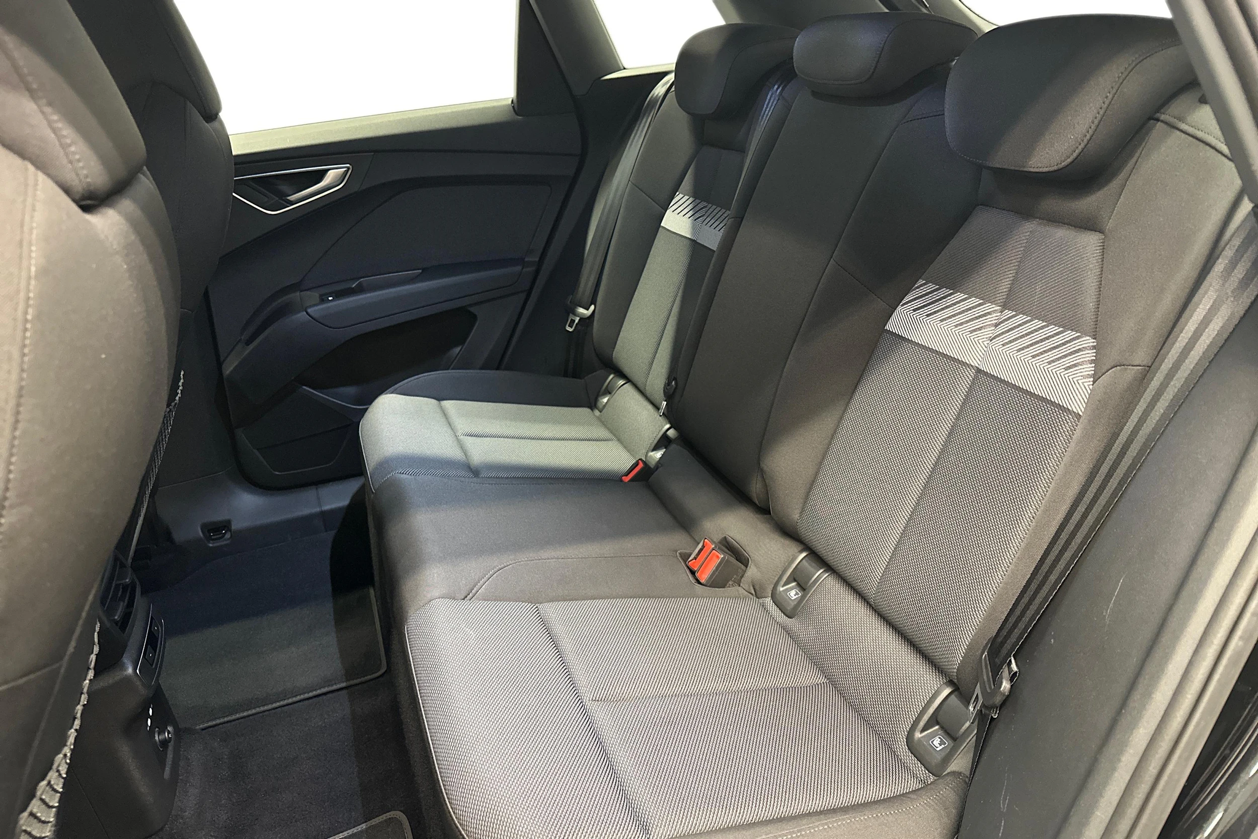 musta Audi Q4 e-tron 2023 kuva 8.