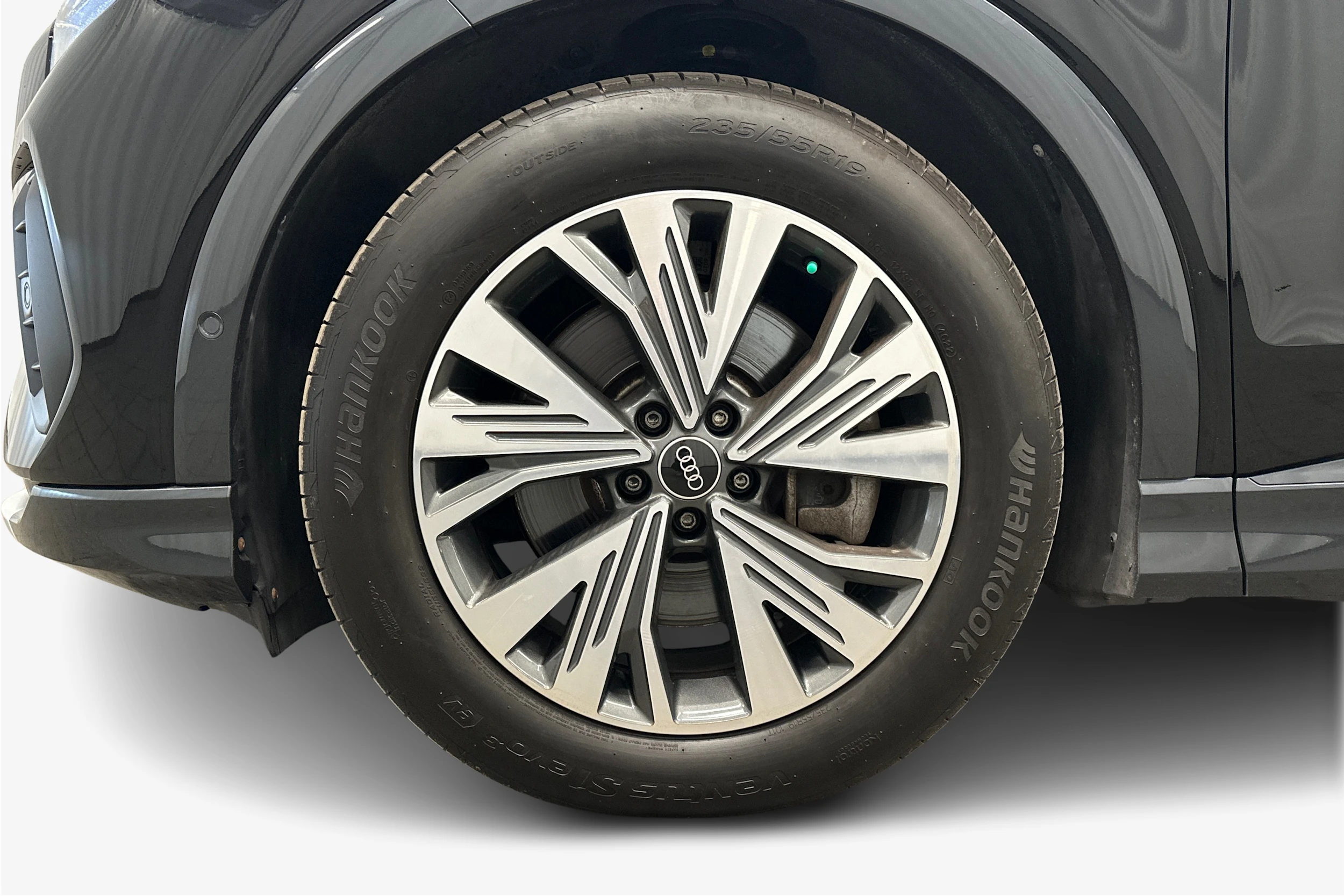 musta Audi Q4 e-tron 2023 kuva 9.