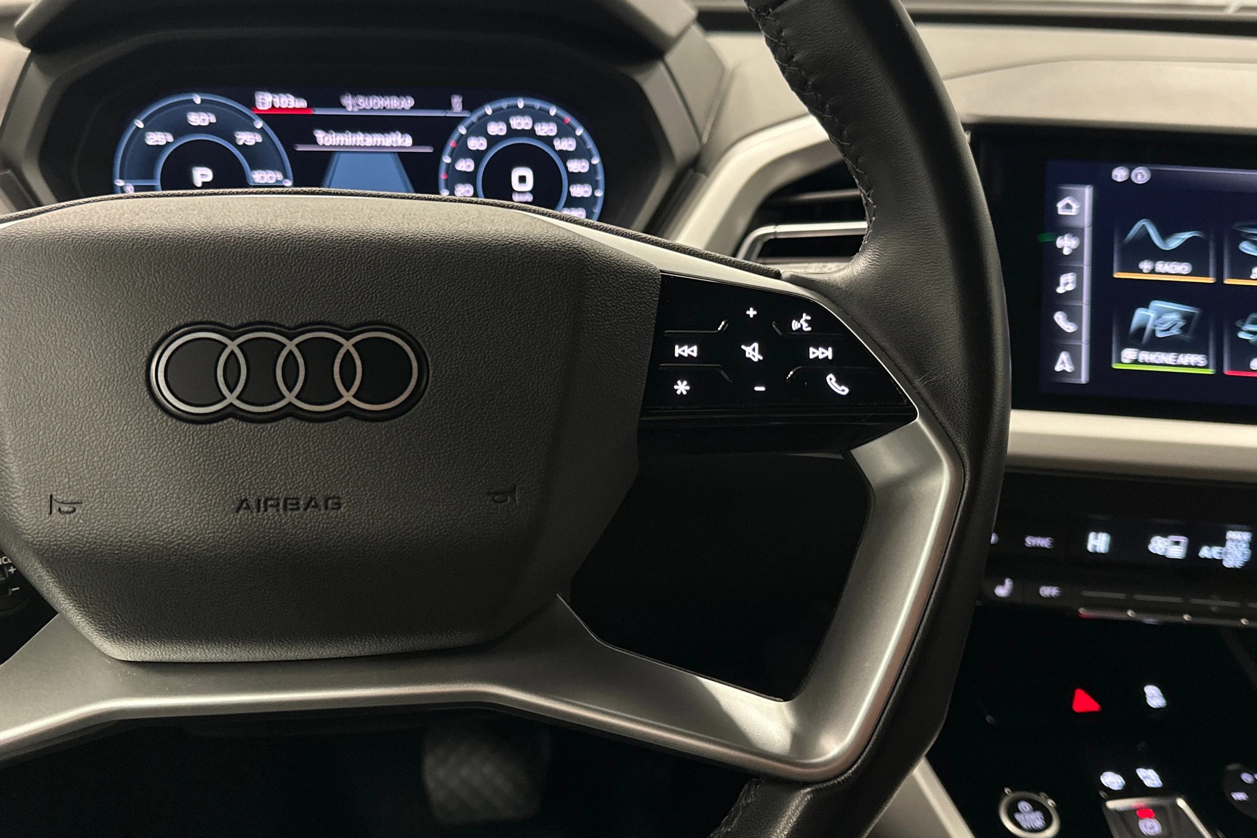 musta Audi Q4 e-tron 2023 kuva 12.