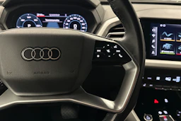 musta Audi Q4 e-tron 2023 kuva 12.