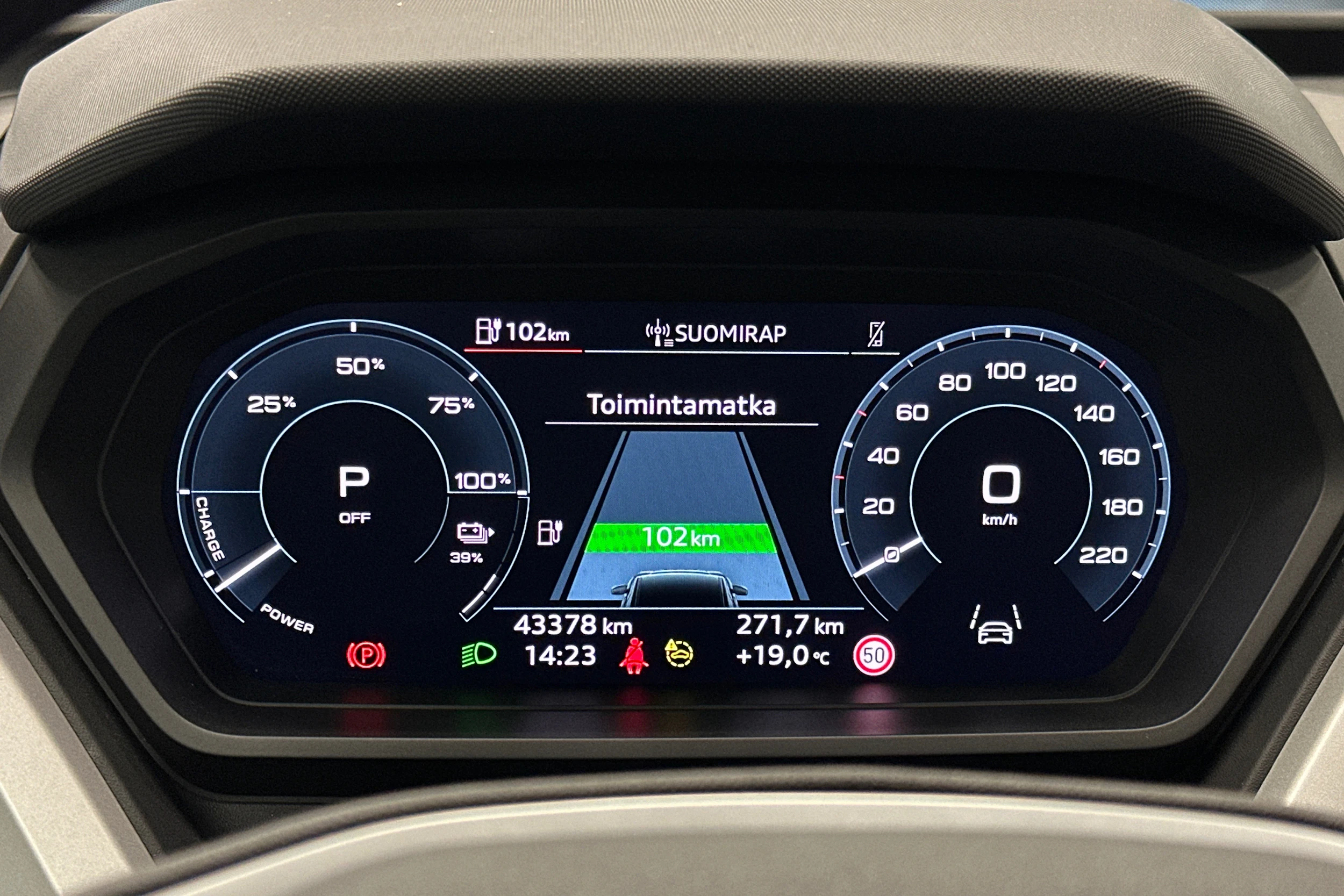 musta Audi Q4 e-tron 2023 kuva 13.