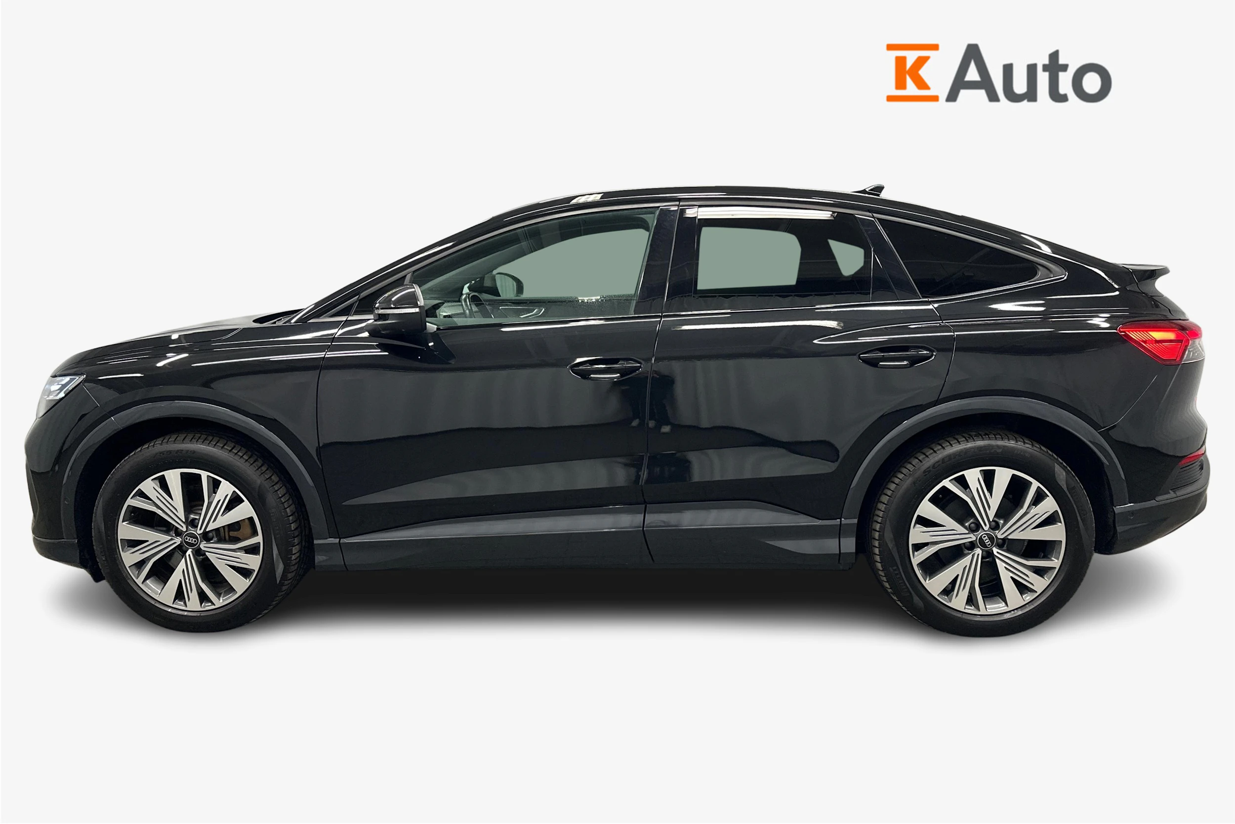 musta Audi Q4 e-tron 2023 kuva 5.