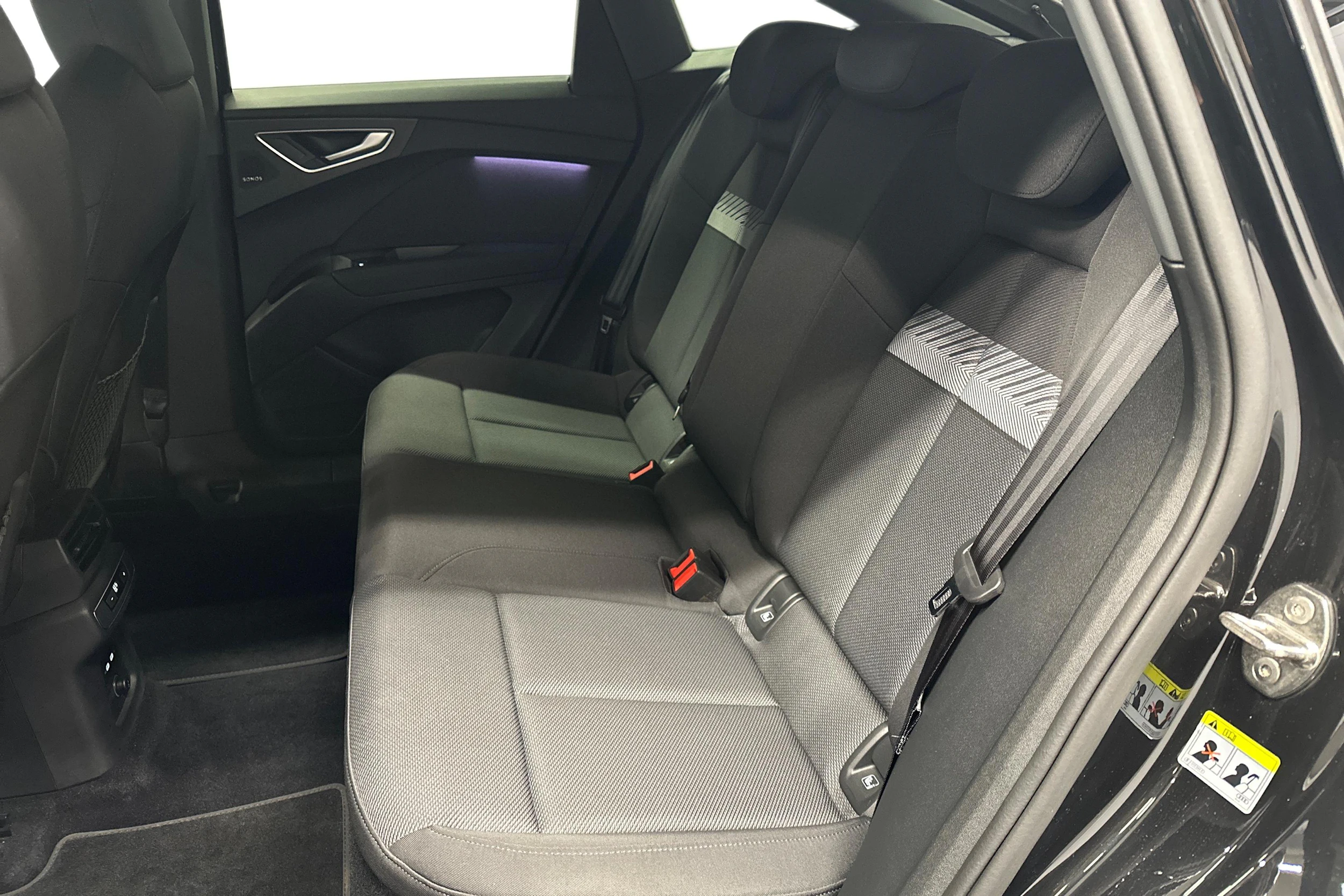 musta Audi Q4 e-tron 2023 kuva 8.