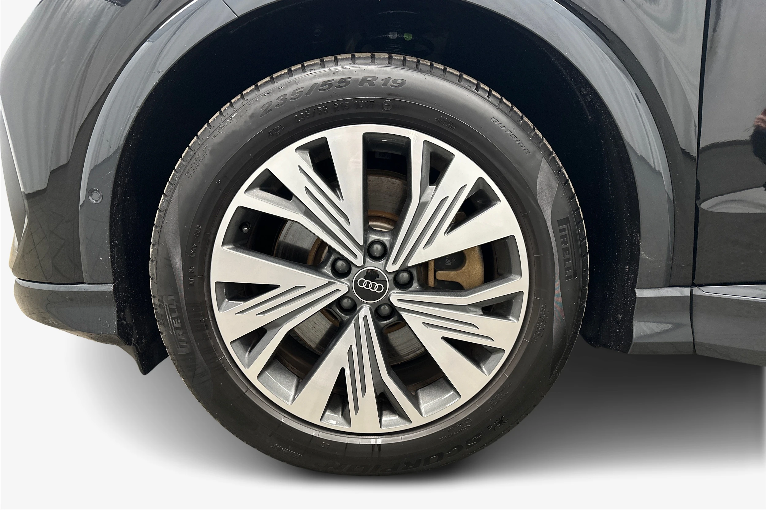 musta Audi Q4 e-tron 2023 kuva 9.