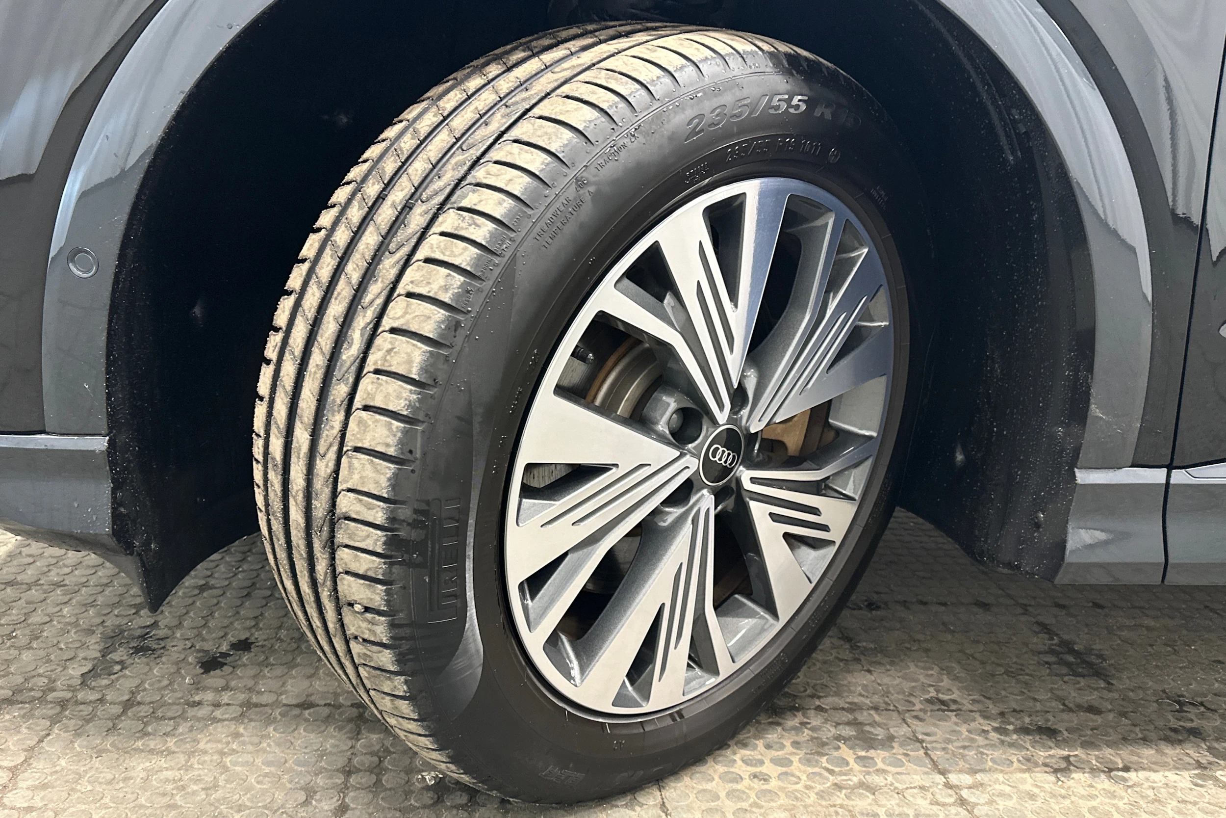 musta Audi Q4 e-tron 2023 kuva 10.