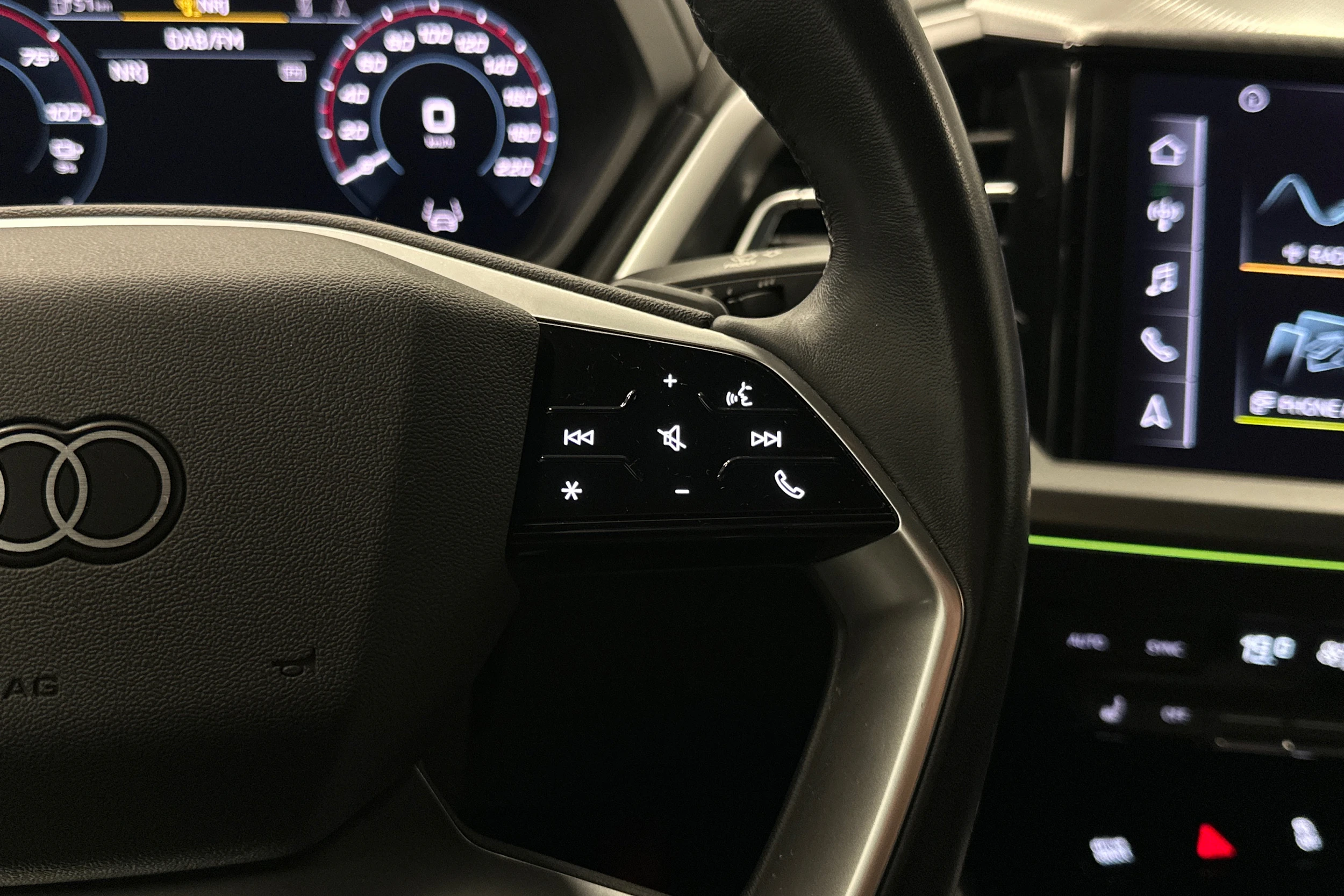 musta Audi Q4 e-tron 2023 kuva 12.