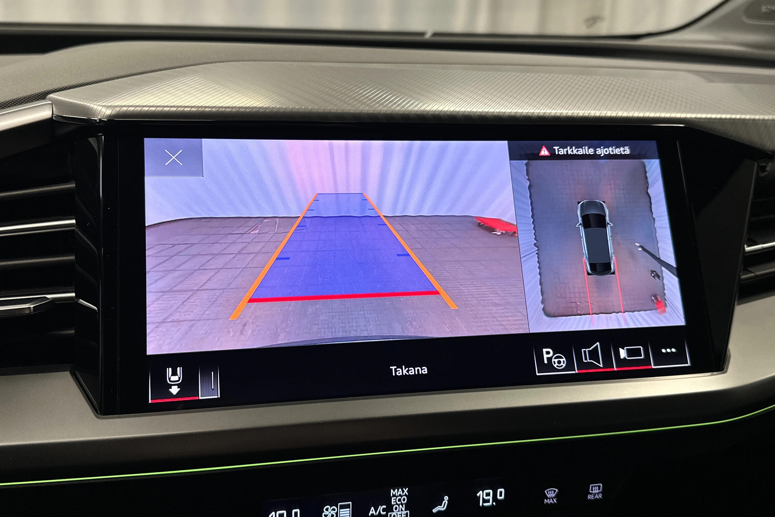 musta Audi Q4 e-tron 2023 kuva 32.