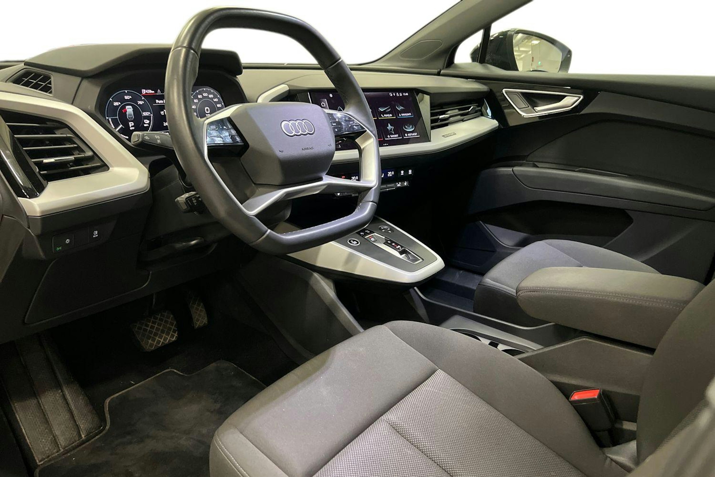 Musta Audi Q4 e-tron 2023 kuva 7.