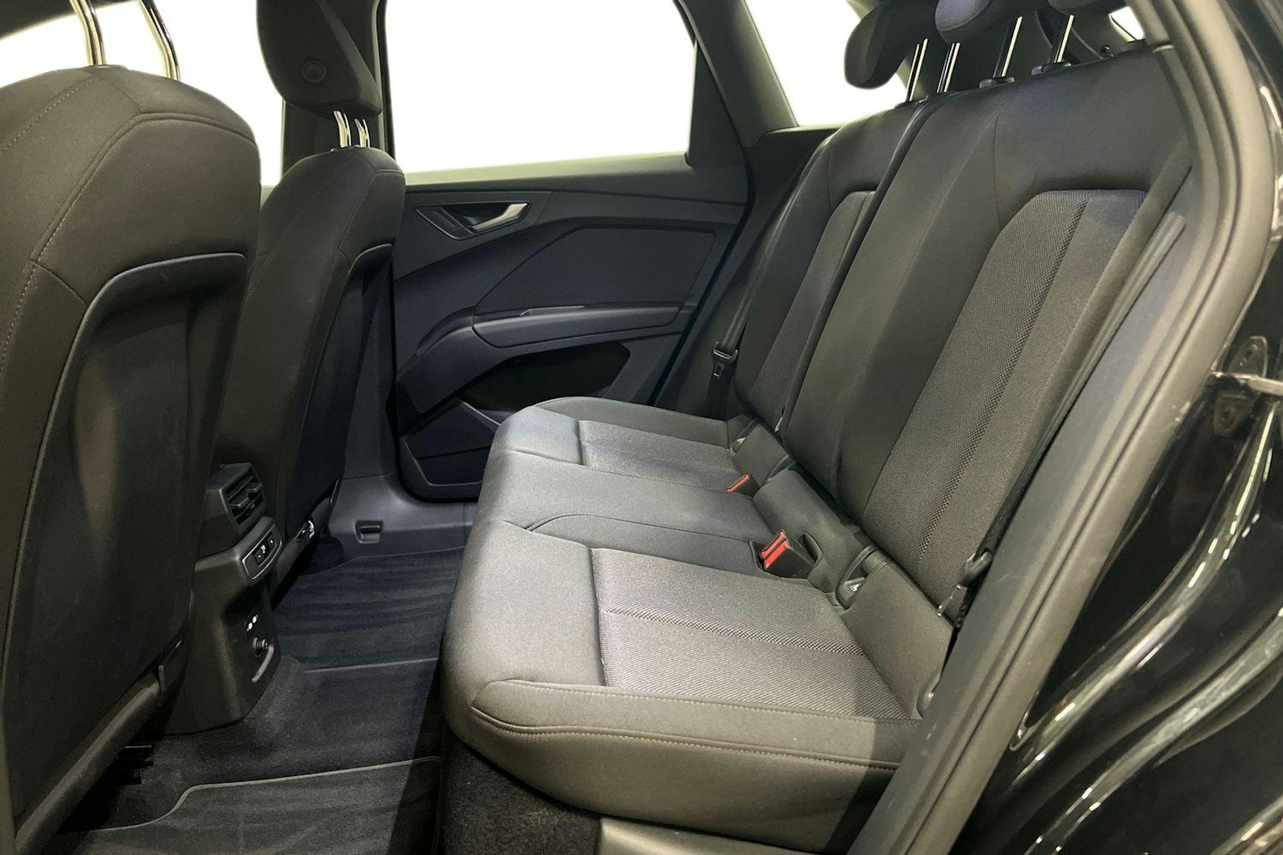 Musta Audi Q4 e-tron 2023 kuva 10.