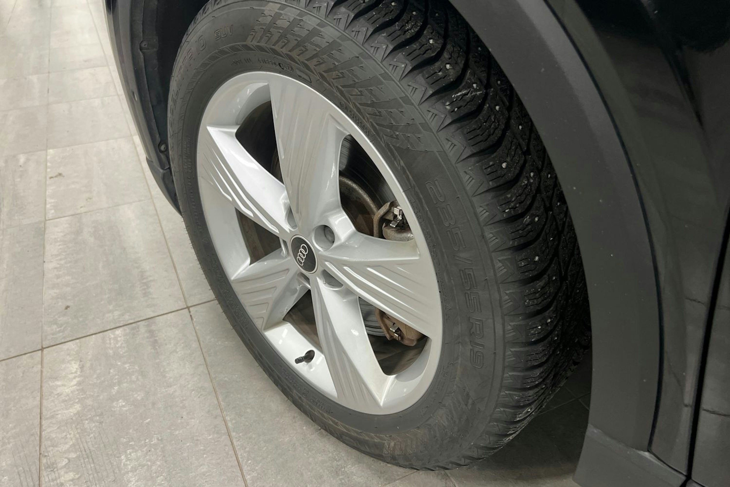 Musta Audi Q4 e-tron 2023 kuva 13.