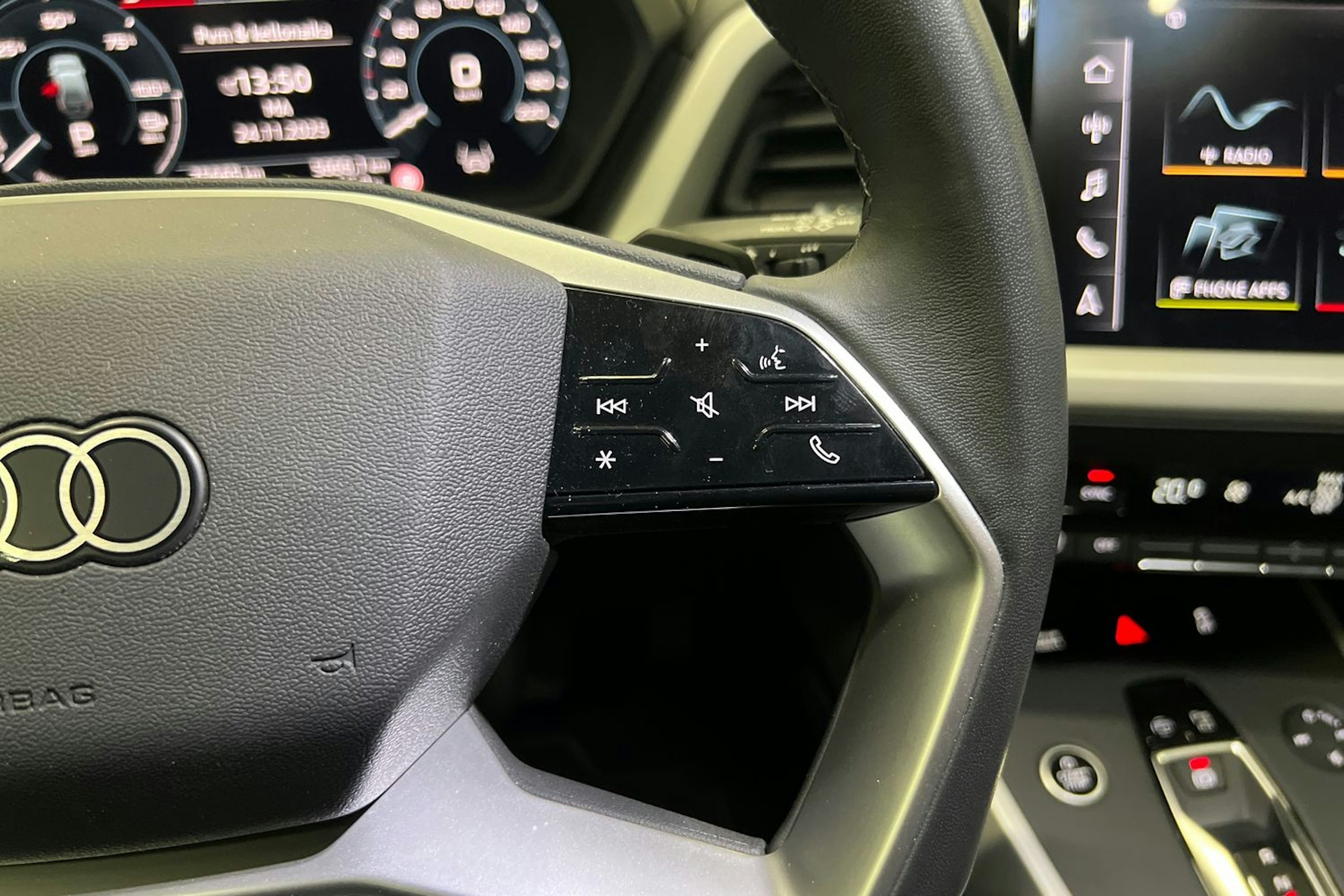 Musta Audi Q4 e-tron 2023 kuva 15.