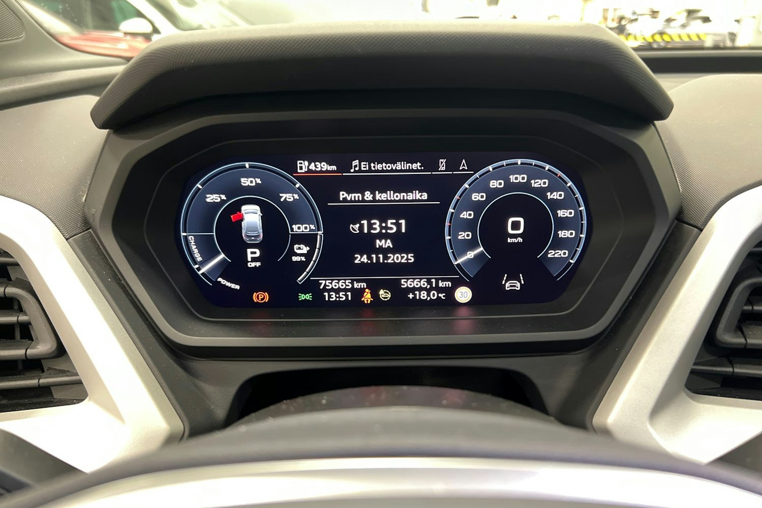 Musta Audi Q4 e-tron 2023 kuva 18.