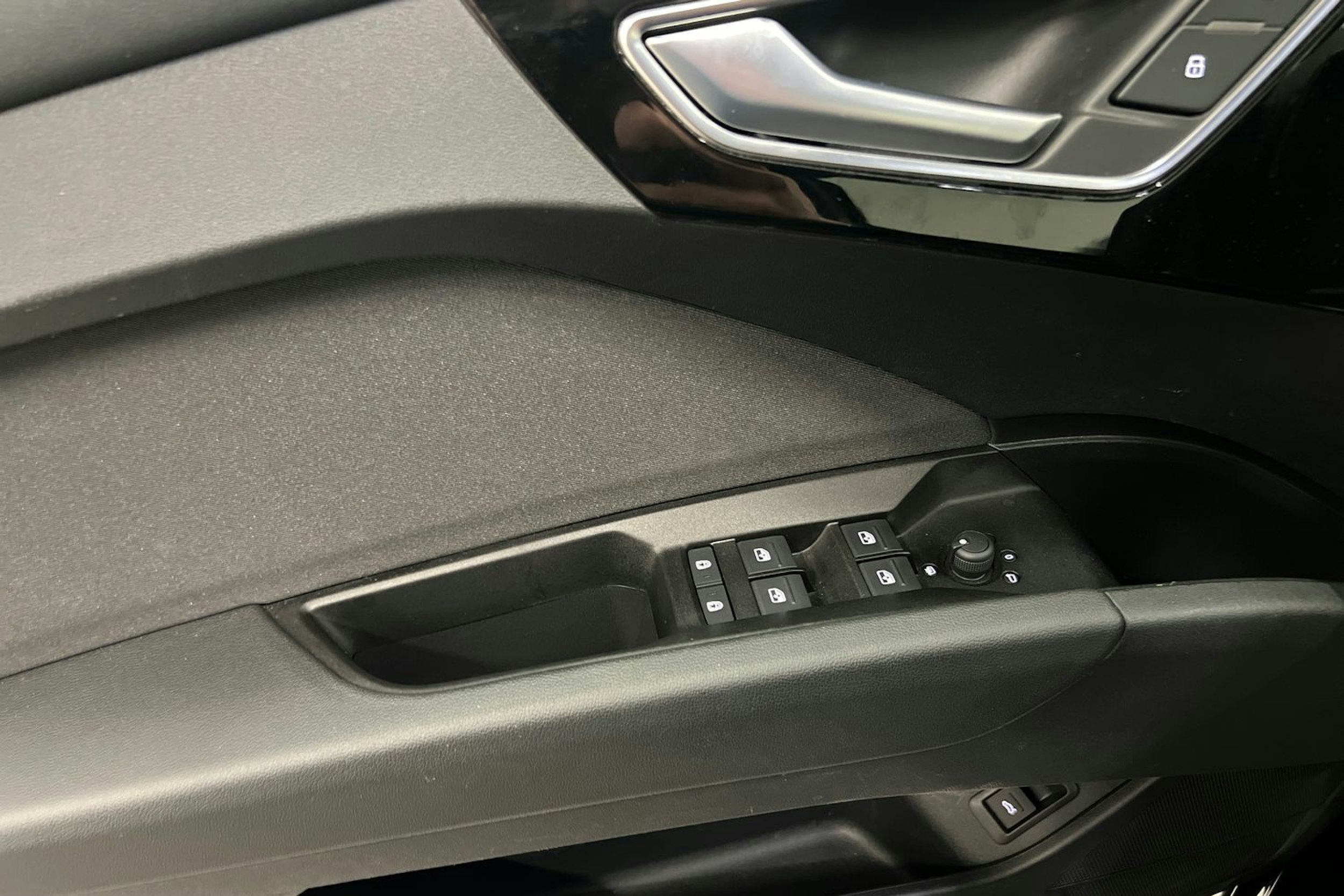 Musta Audi Q4 e-tron 2023 kuva 19.