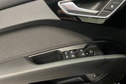 Musta Audi Q4 e-tron 2023 kuva 19.