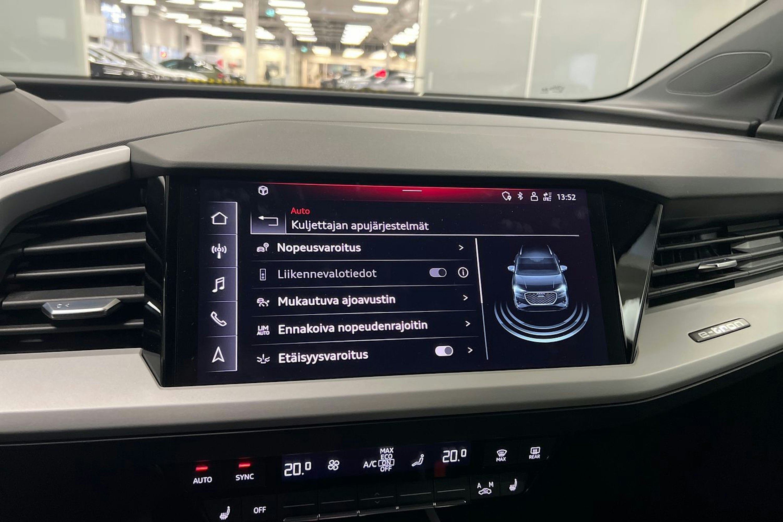 Musta Audi Q4 e-tron 2023 kuva 23.