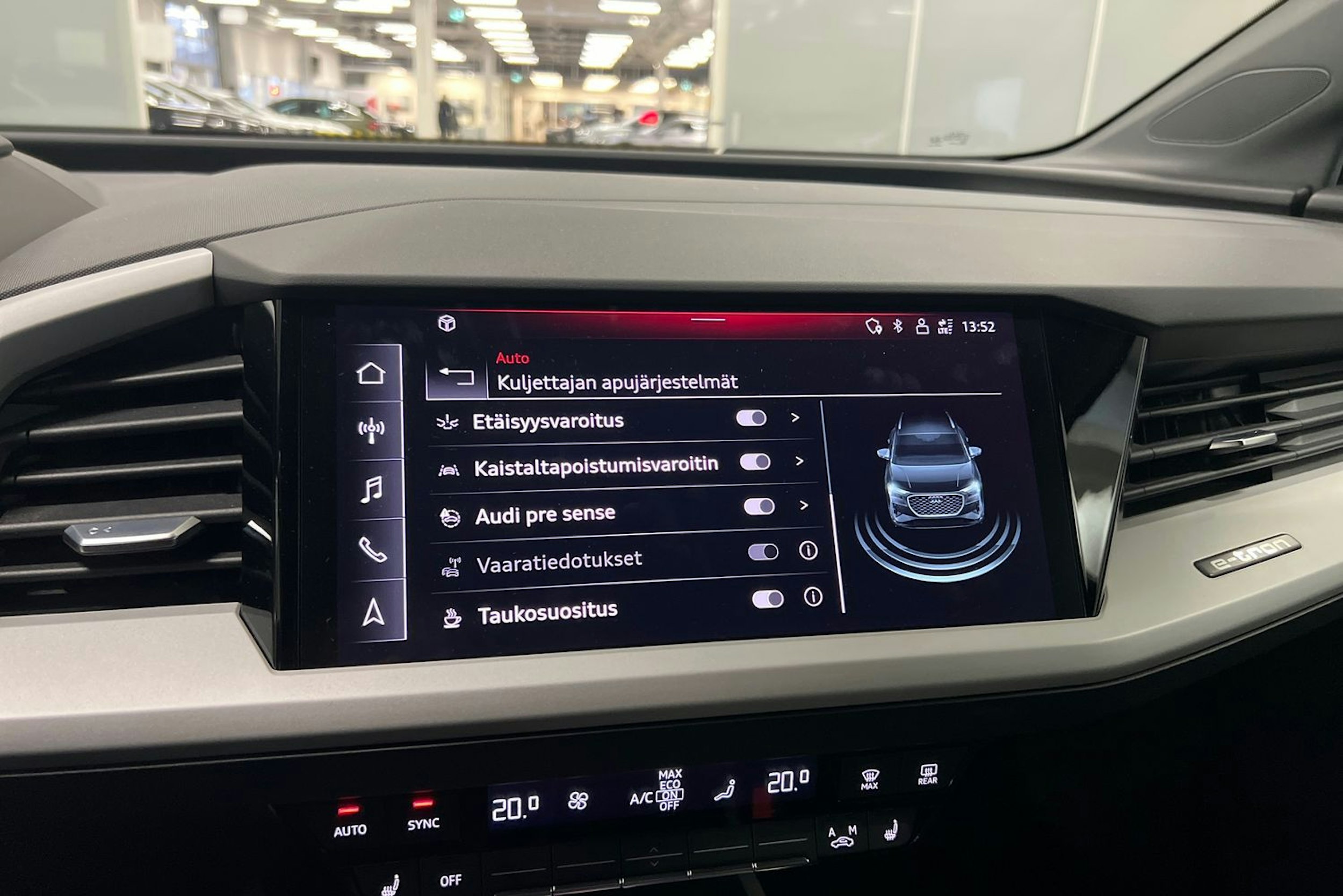 Musta Audi Q4 e-tron 2023 kuva 24.