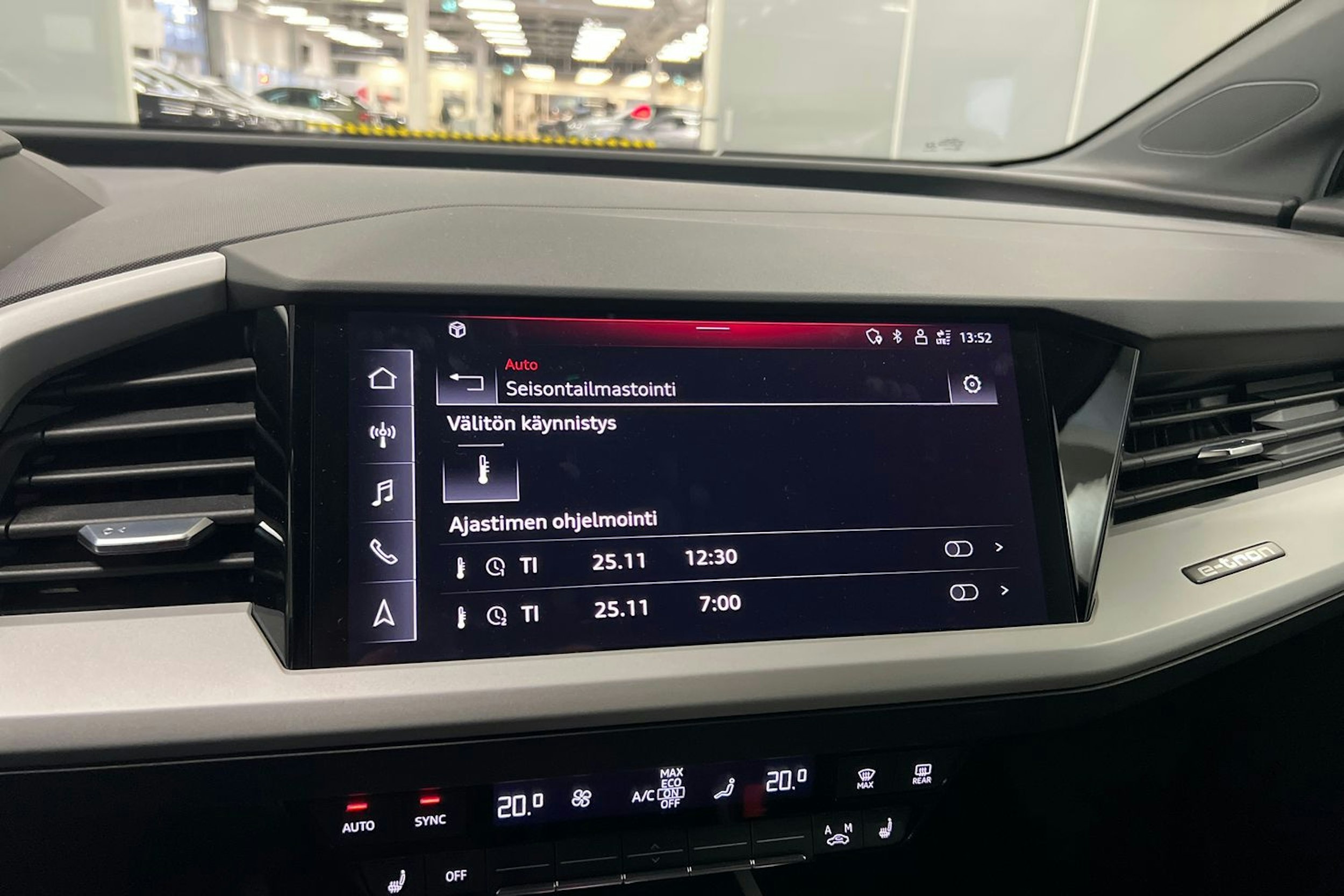 Musta Audi Q4 e-tron 2023 kuva 25.