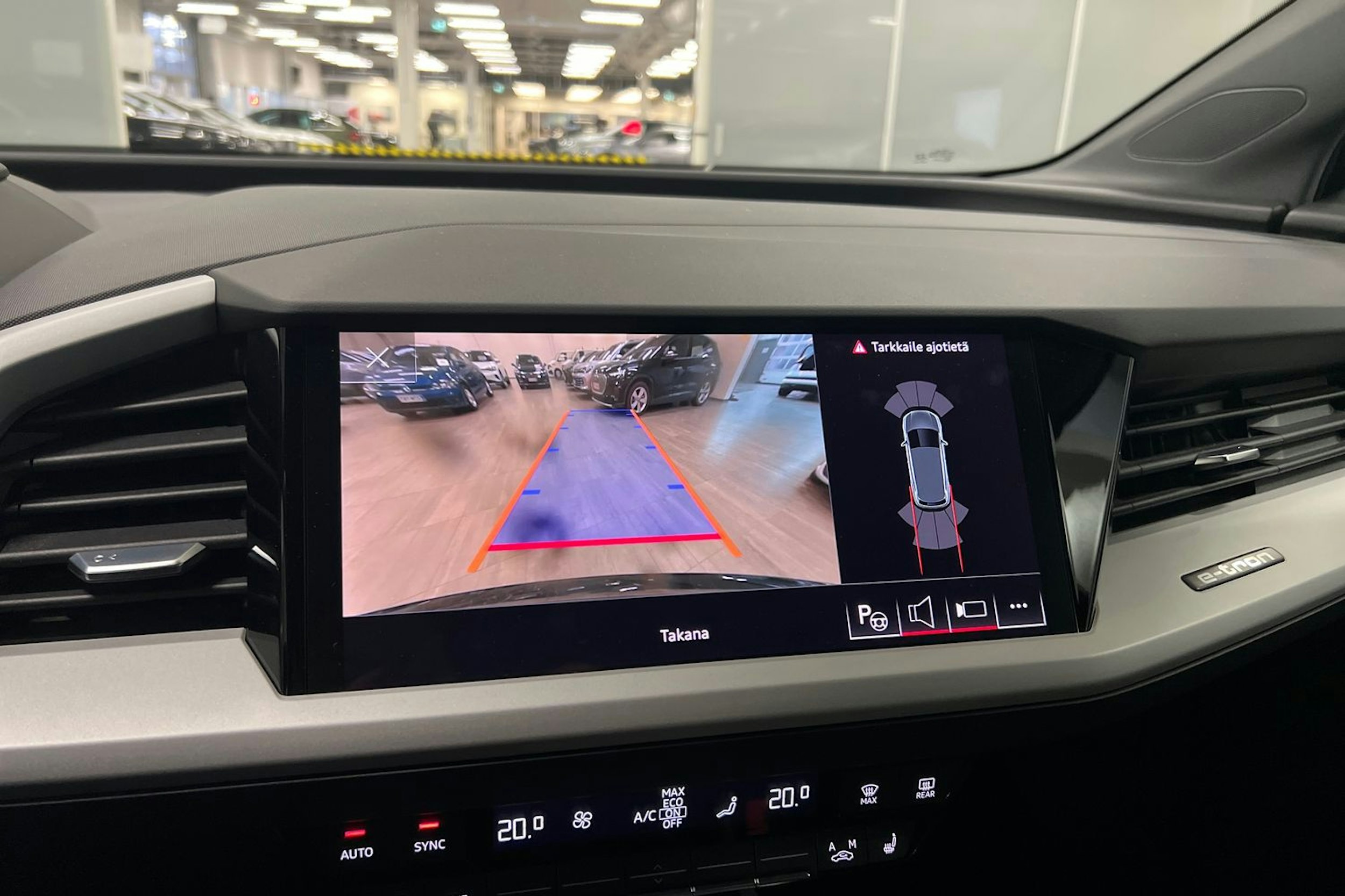 Musta Audi Q4 e-tron 2023 kuva 26.