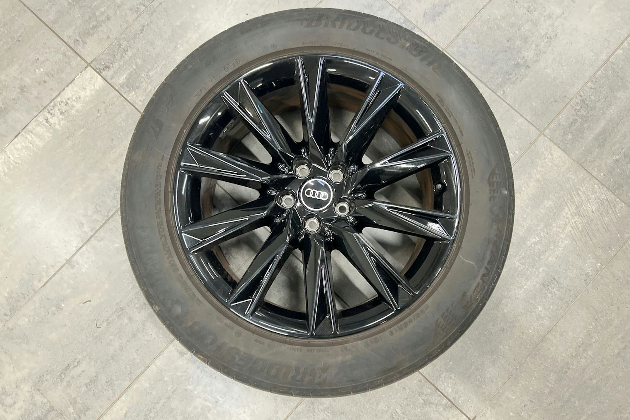 Musta Audi Q4 e-tron 2023 kuva 30.