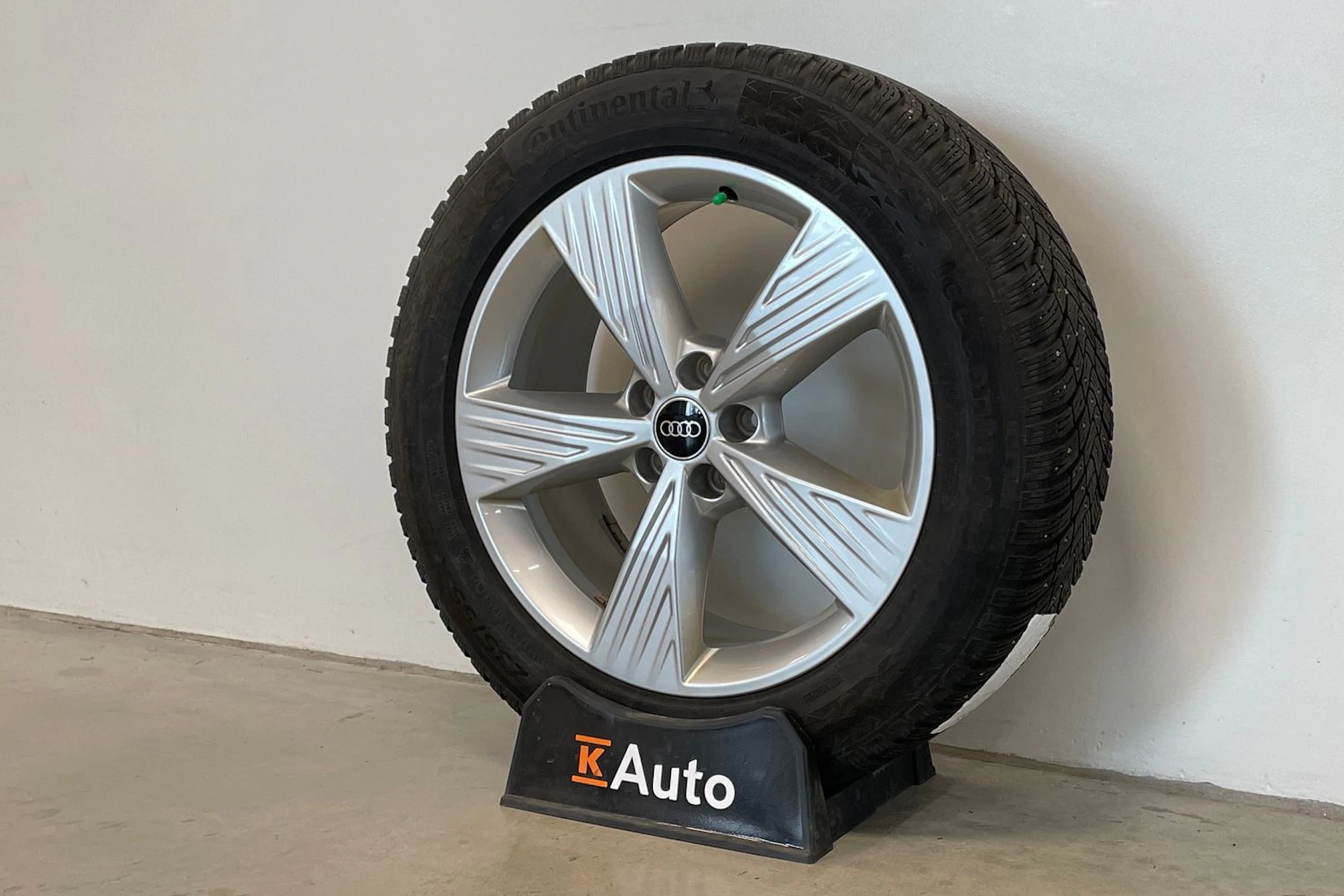 harmaa Audi Q4 e-tron 2023 kuva 13.
