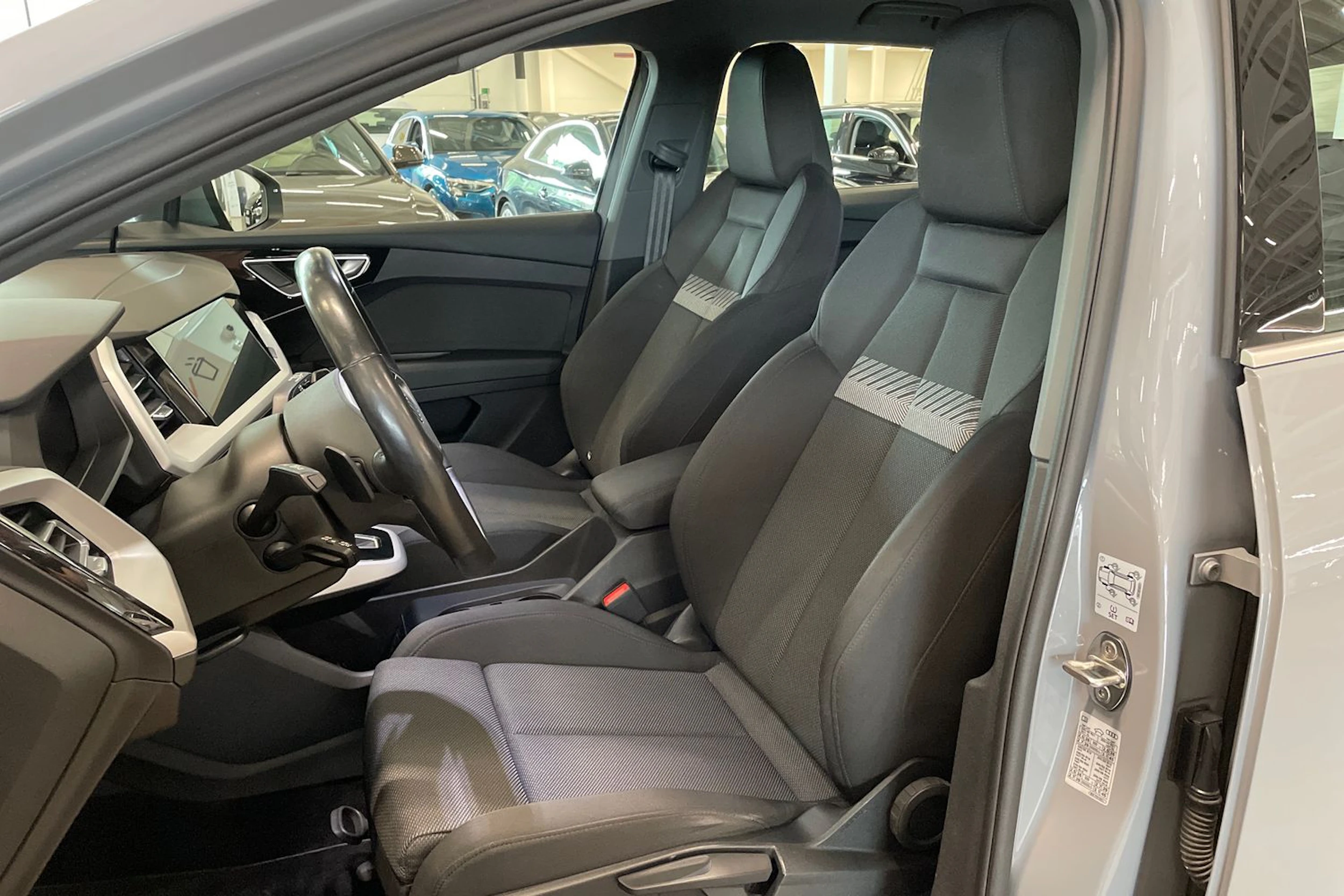 harmaa Audi Q4 e-tron 2023 kuva 15.
