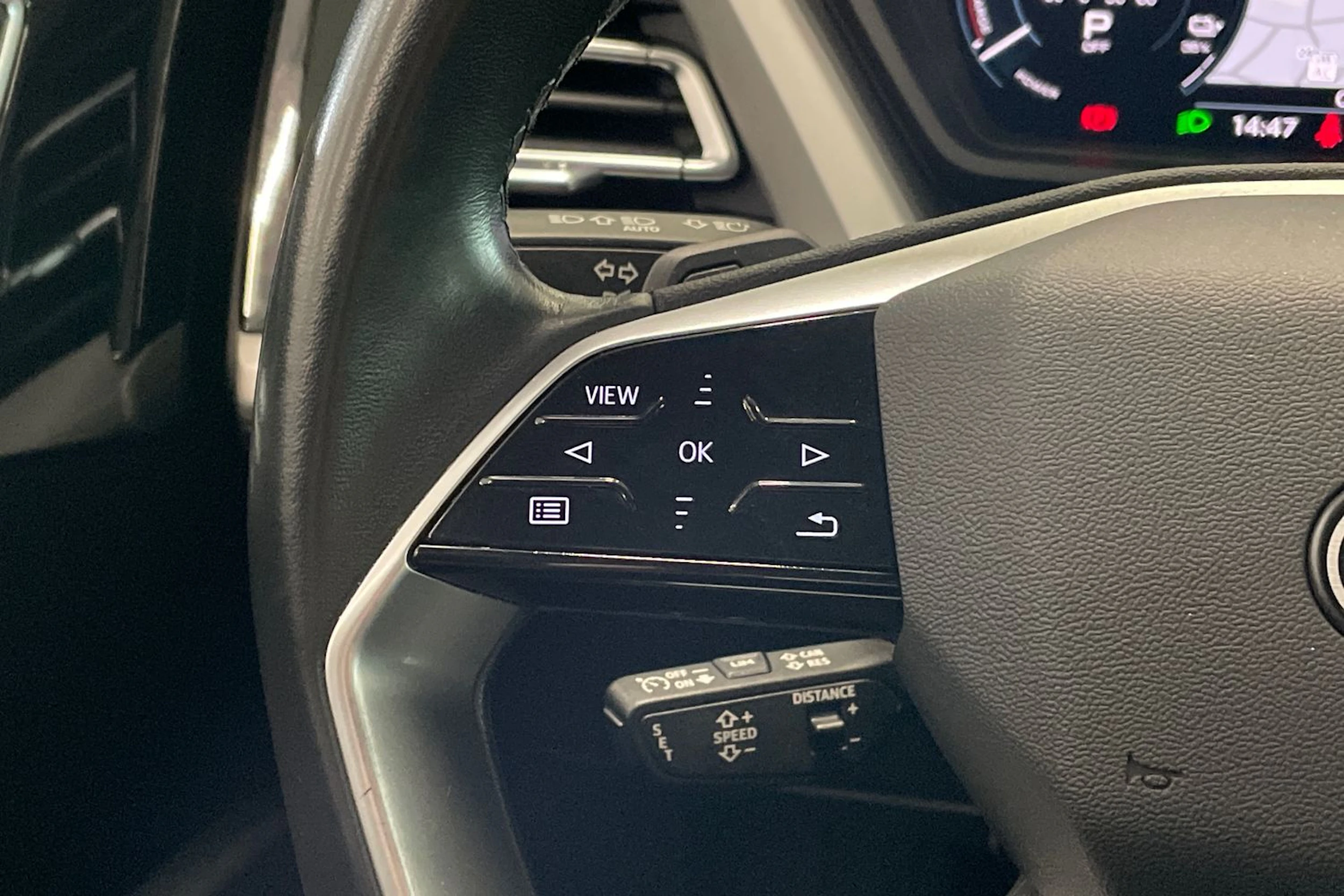 harmaa Audi Q4 e-tron 2023 kuva 19.