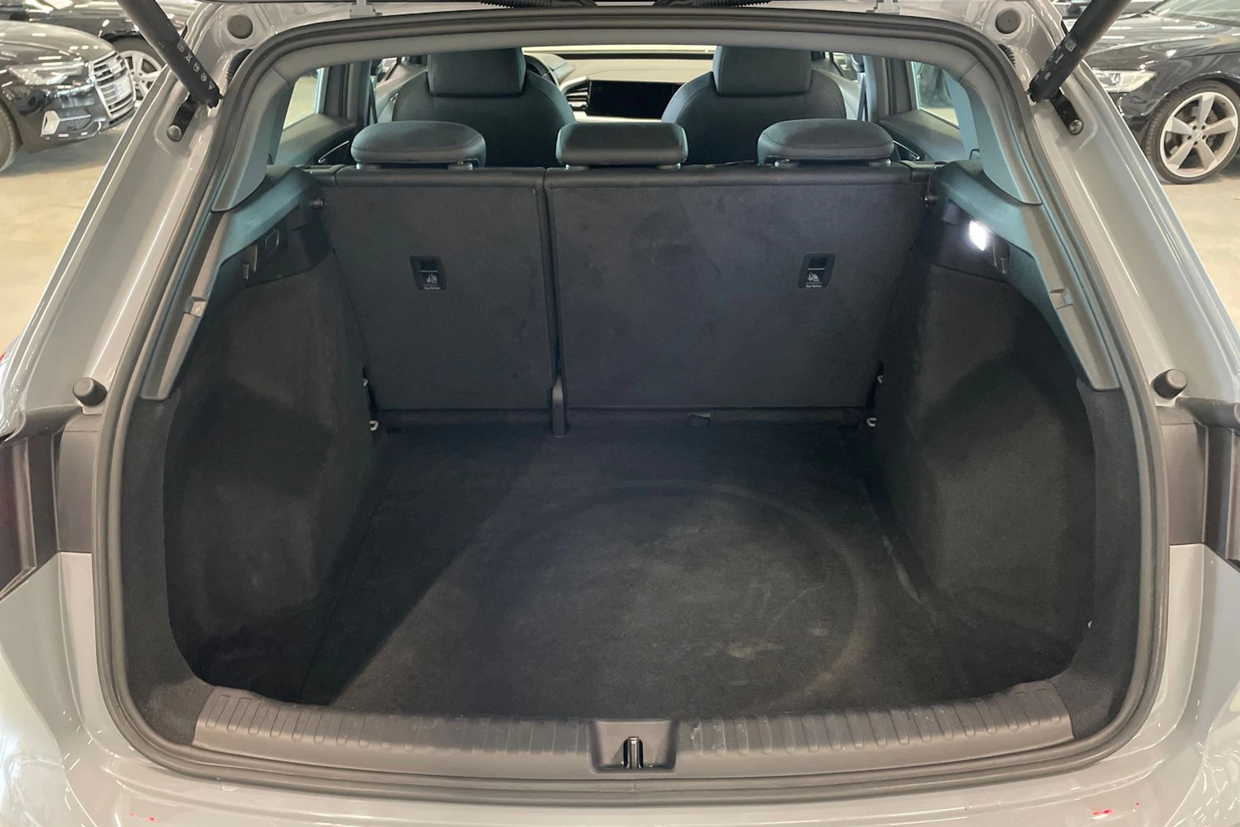 harmaa Audi Q4 e-tron 2023 kuva 33.