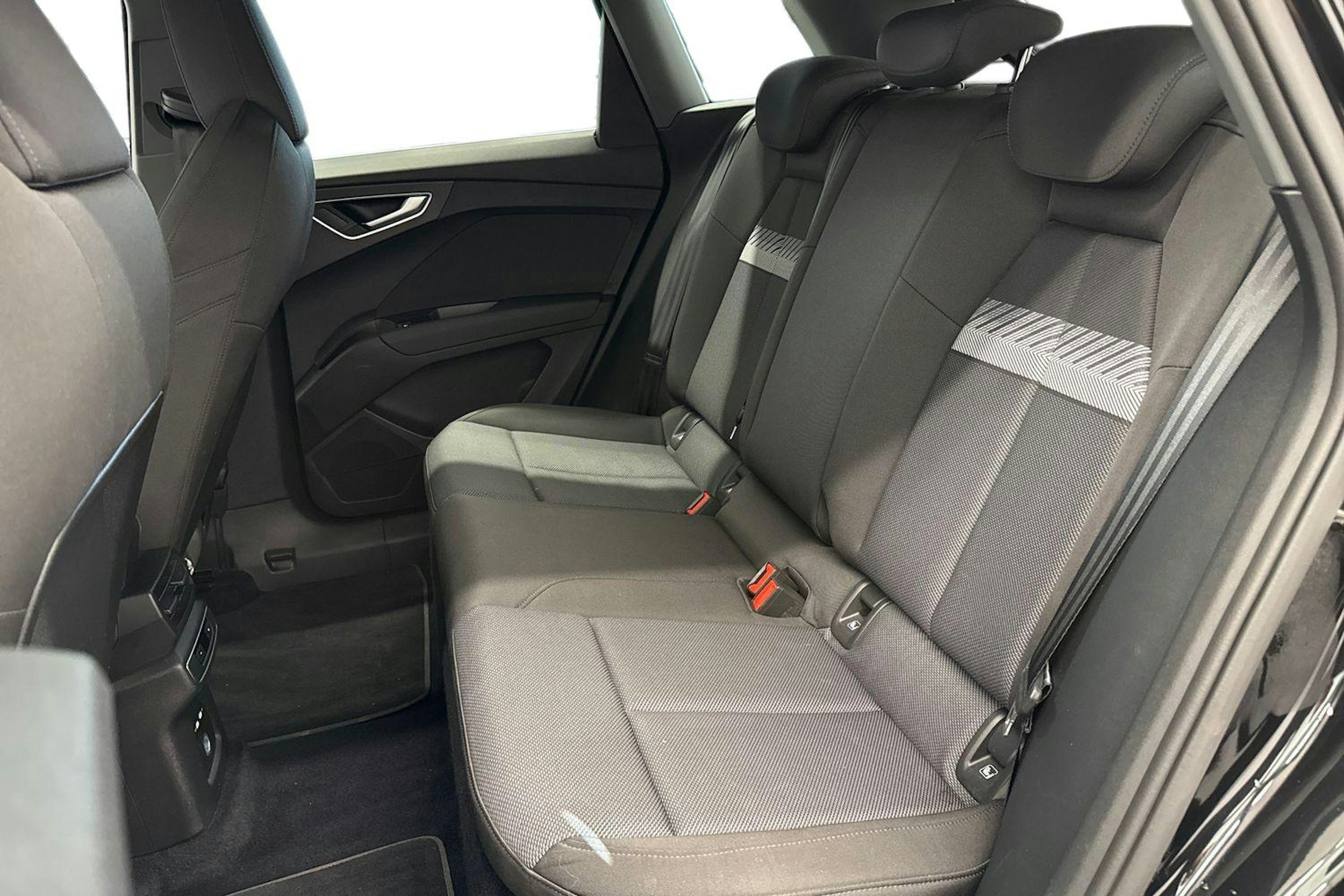 Musta Audi Q4 e-tron 2023 kuva 8.