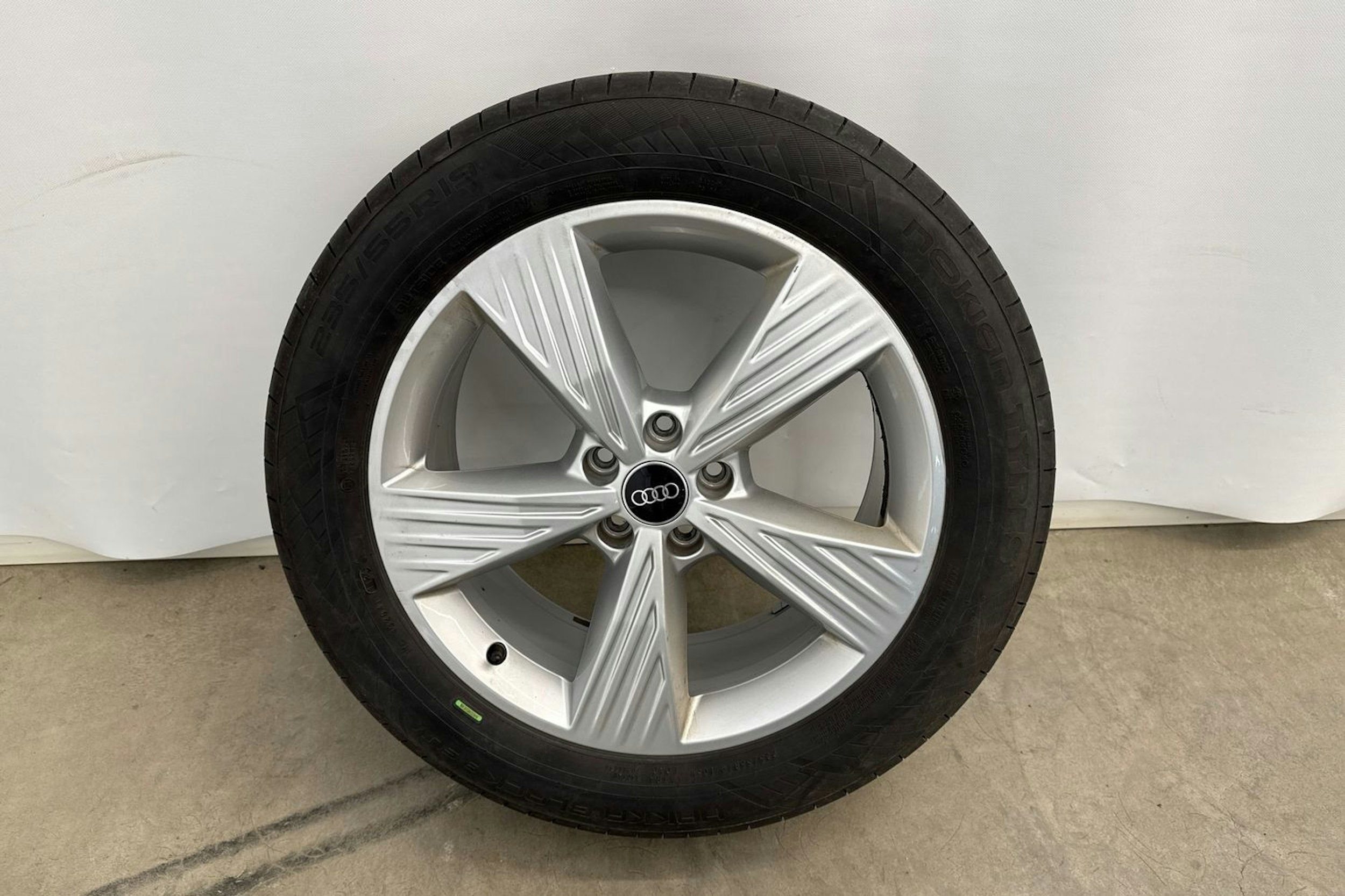 Musta Audi Q4 e-tron 2023 kuva 10.