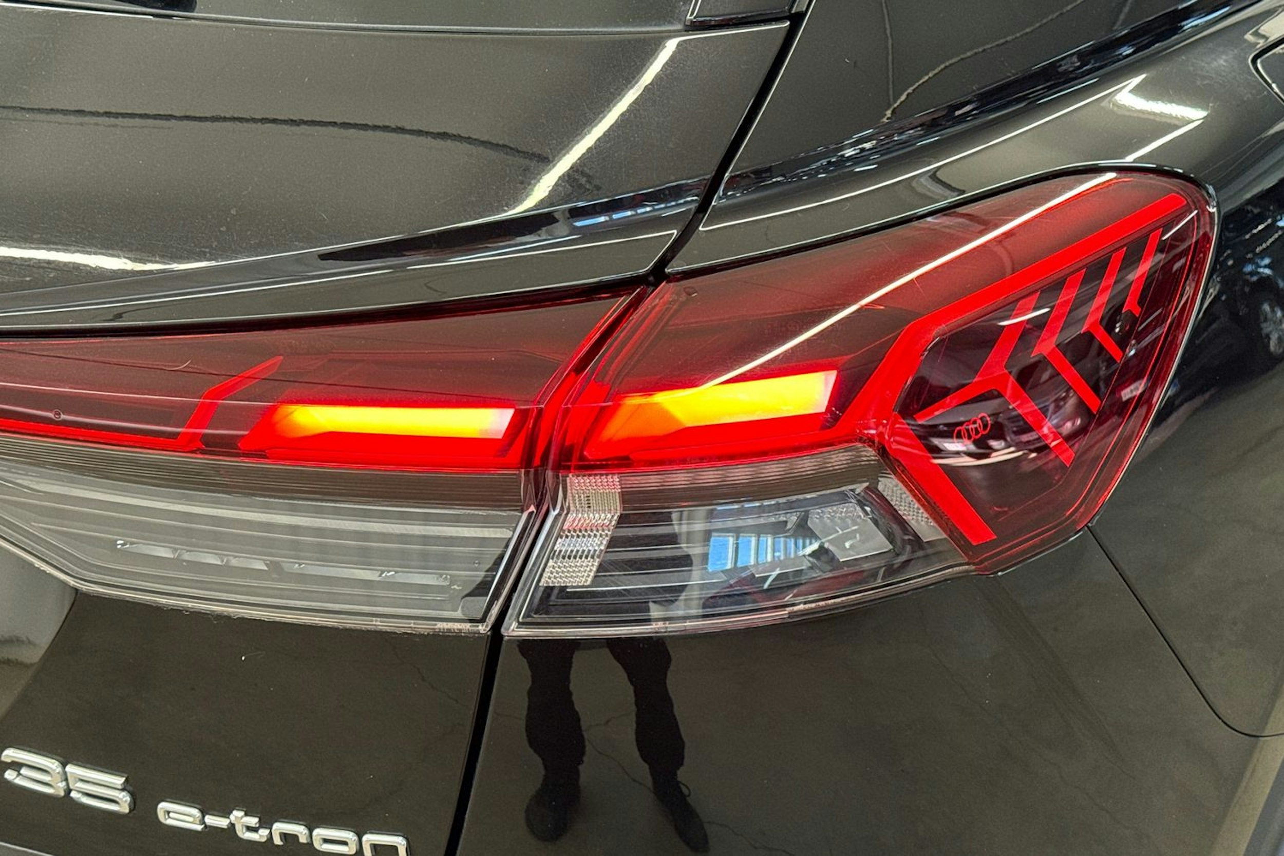 Musta Audi Q4 e-tron 2023 kuva 16.