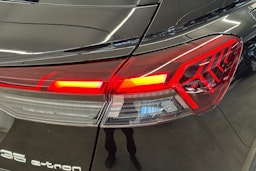 Musta Audi Q4 e-tron 2023 kuva 16.