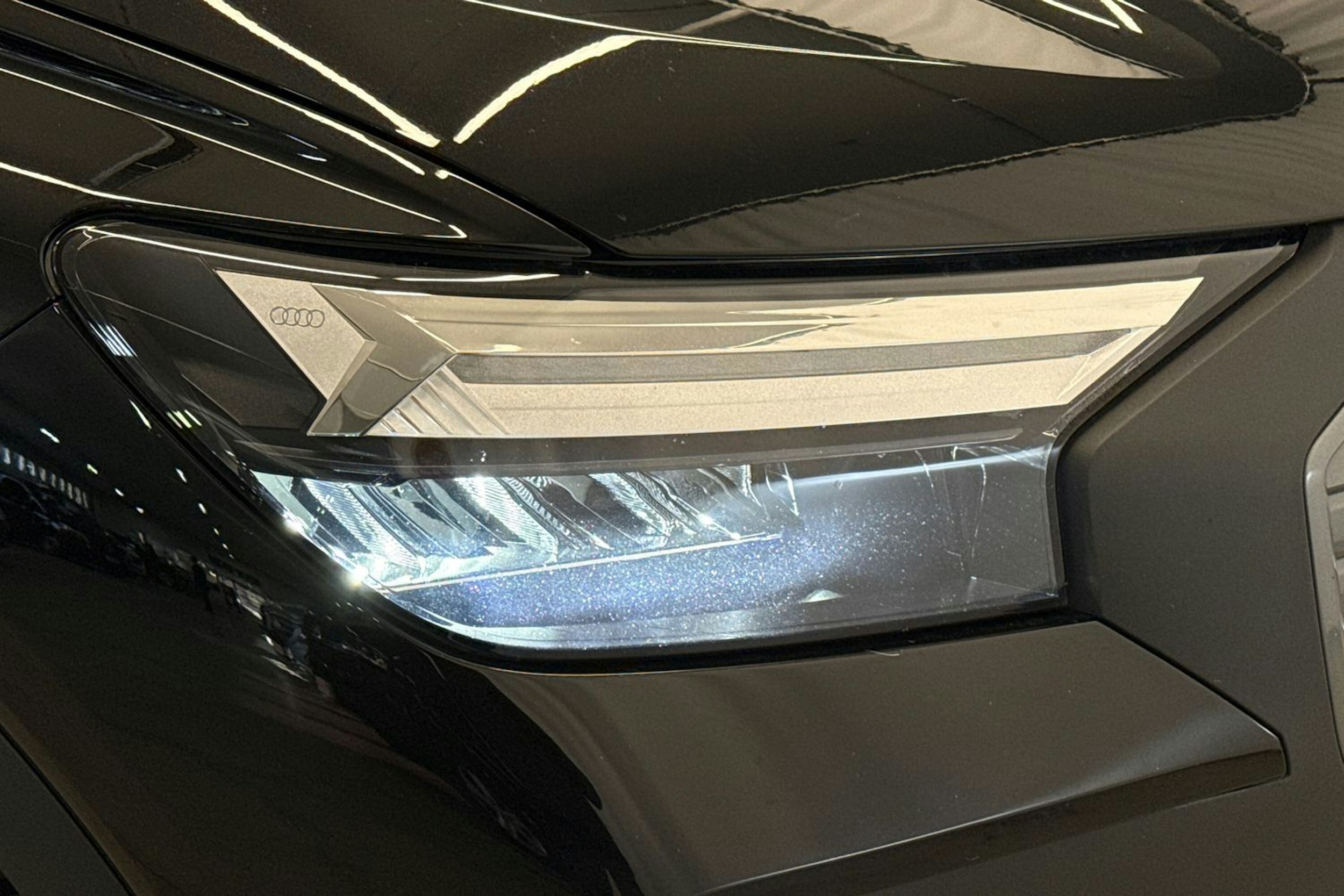 Musta Audi Q4 e-tron 2023 kuva 17.