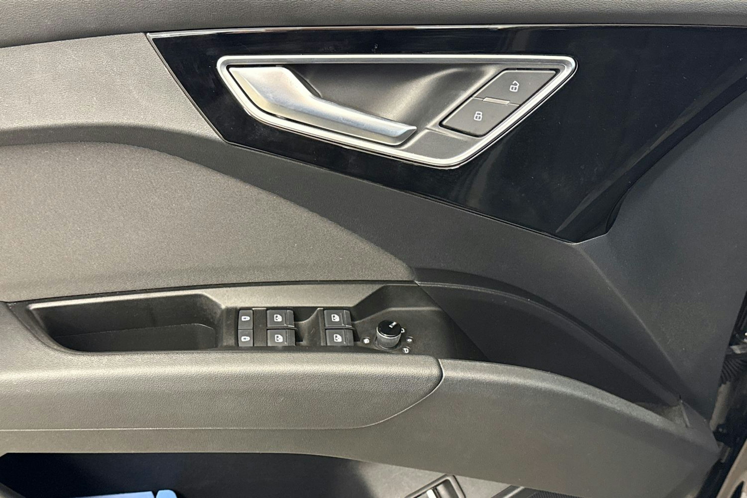 Musta Audi Q4 e-tron 2023 kuva 18.