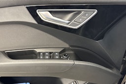 Musta Audi Q4 e-tron 2023 kuva 18.