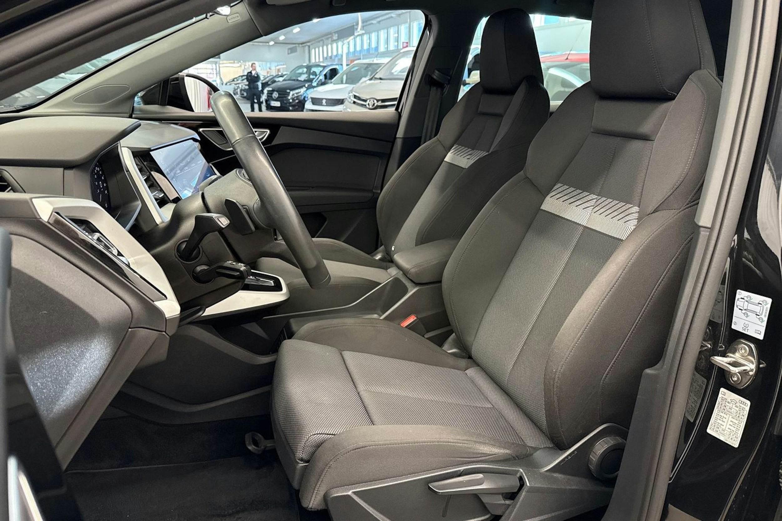 Musta Audi Q4 e-tron 2023 kuva 19.