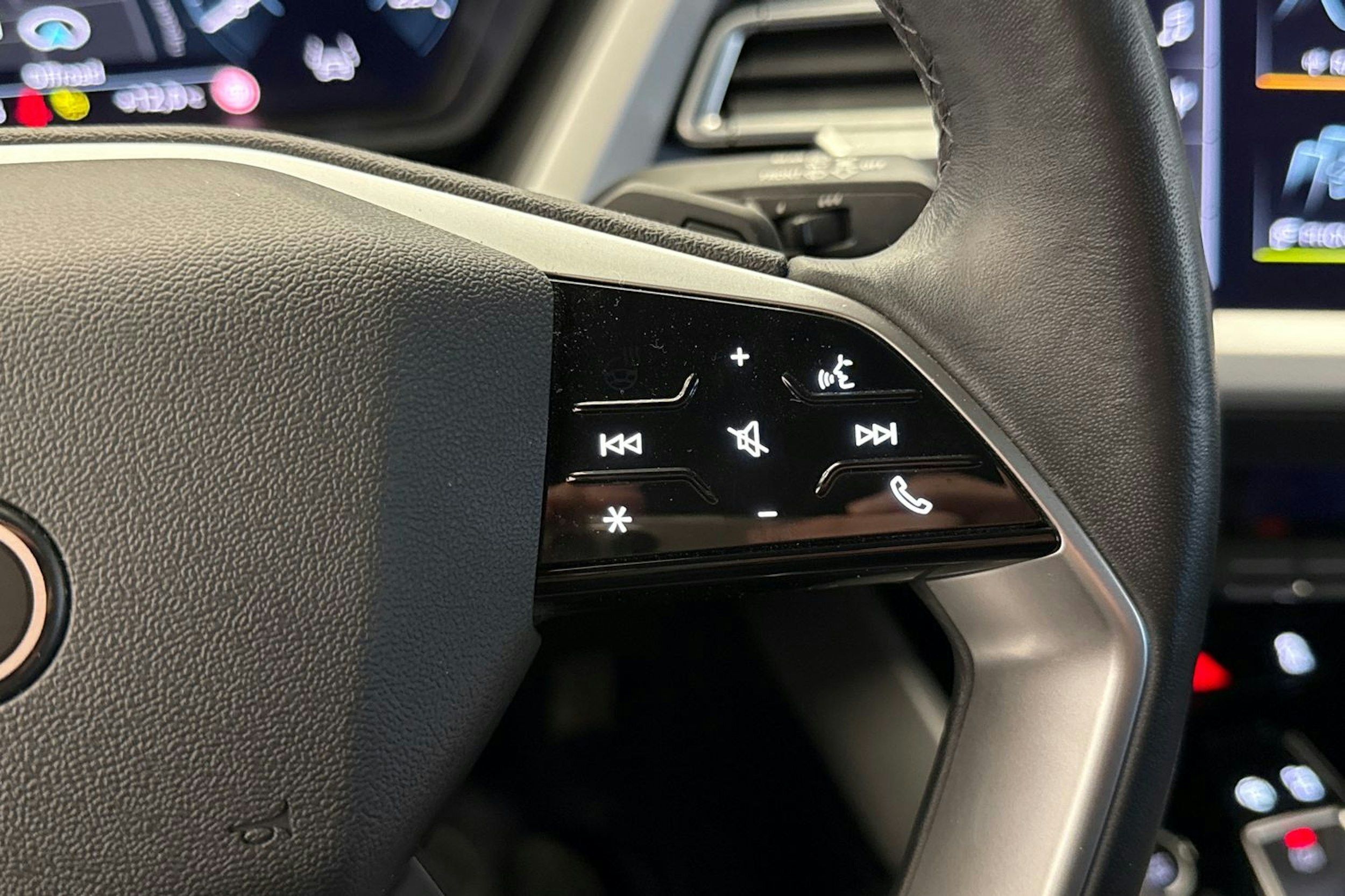 Musta Audi Q4 e-tron 2023 kuva 22.