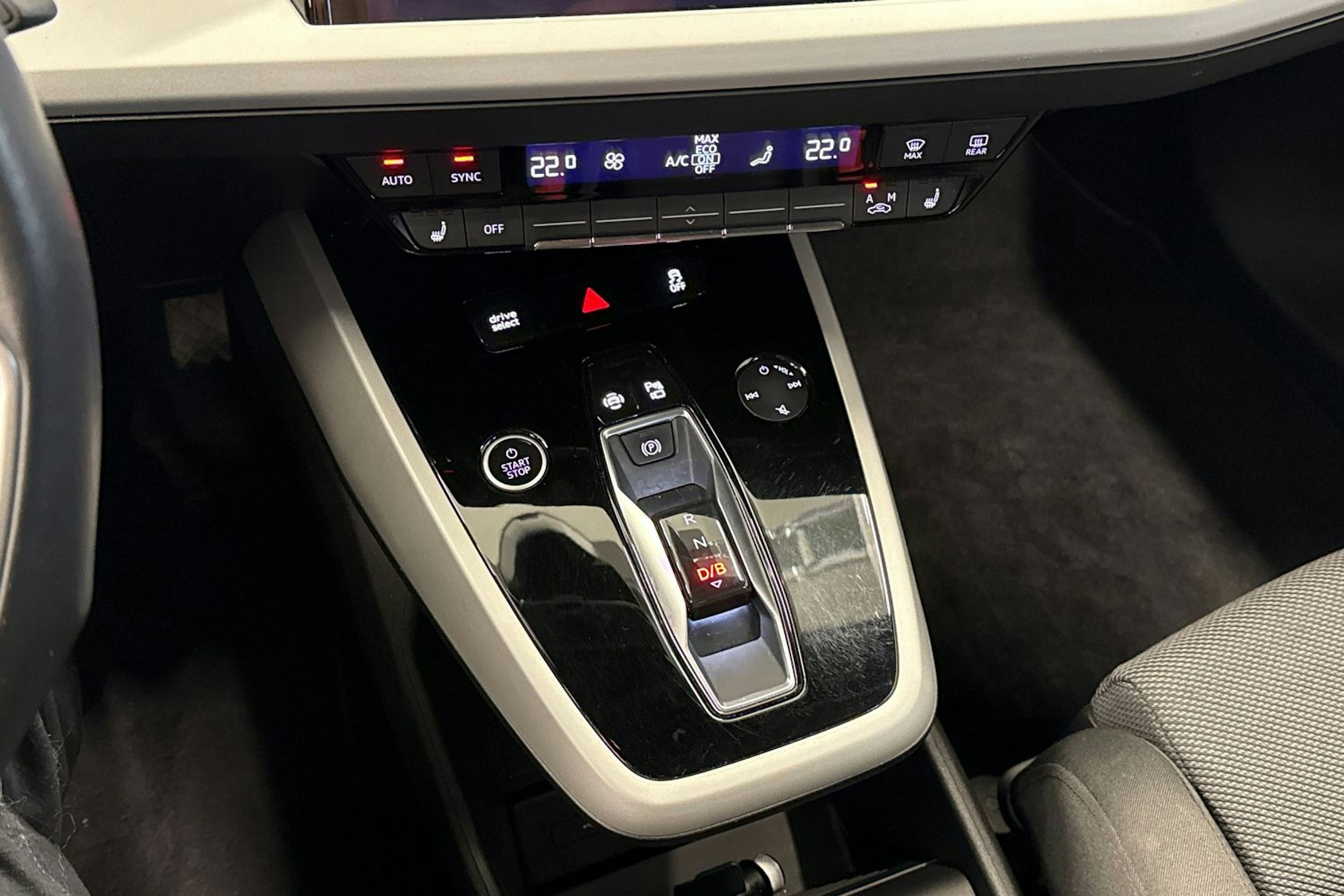 Musta Audi Q4 e-tron 2023 kuva 24.