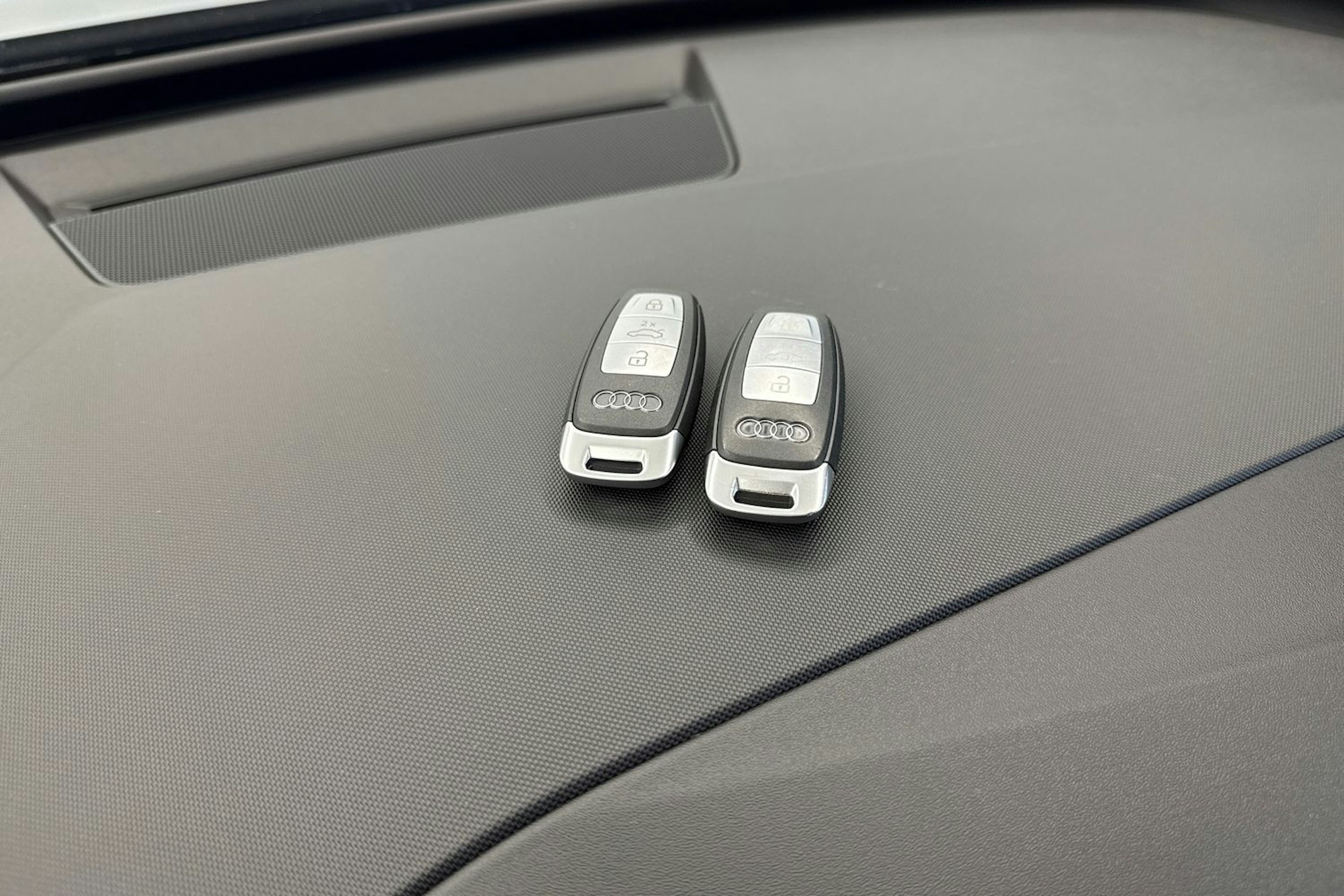 Musta Audi Q4 e-tron 2023 kuva 26.