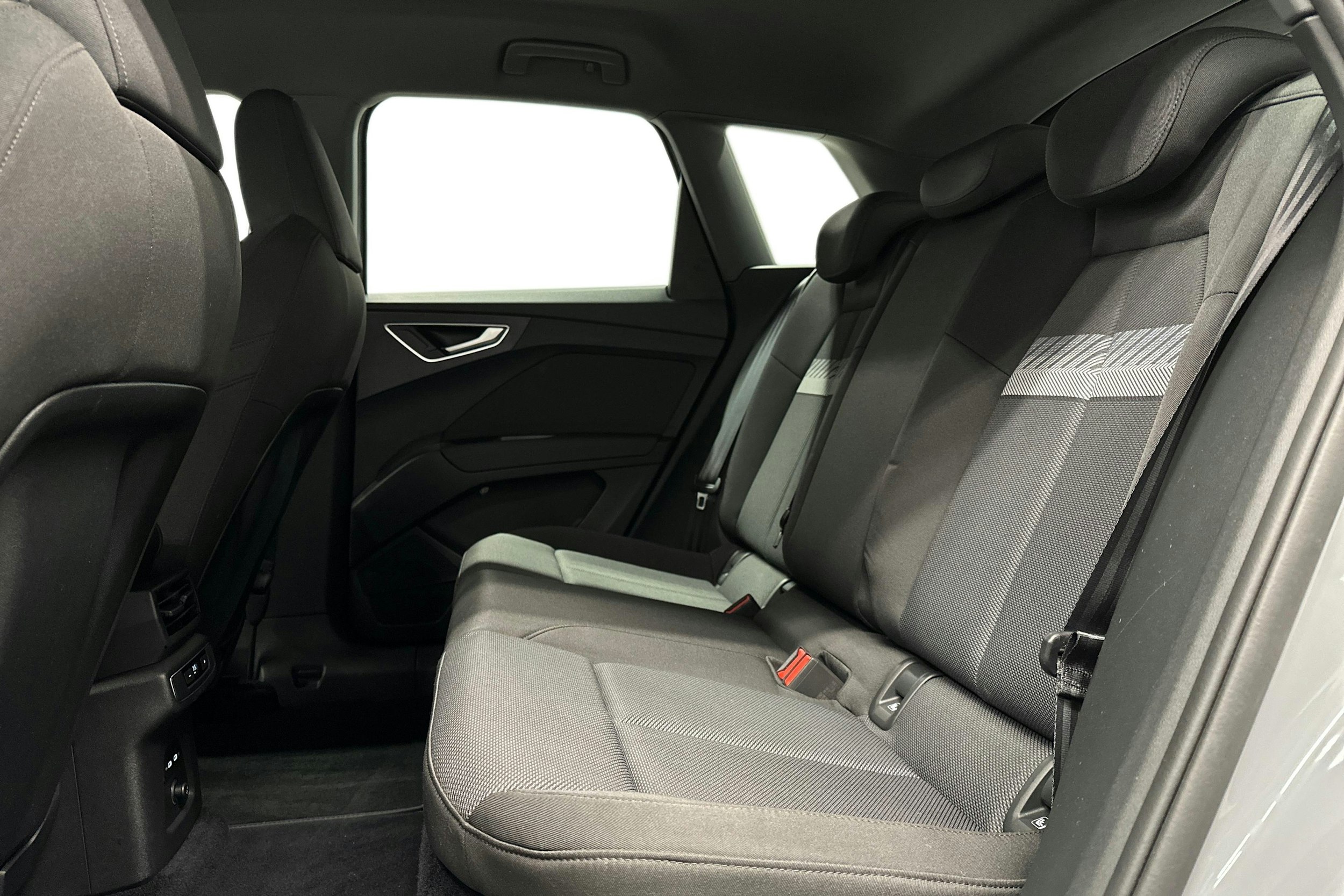 harmaa Audi Q4 e-tron 2023 kuva 10.