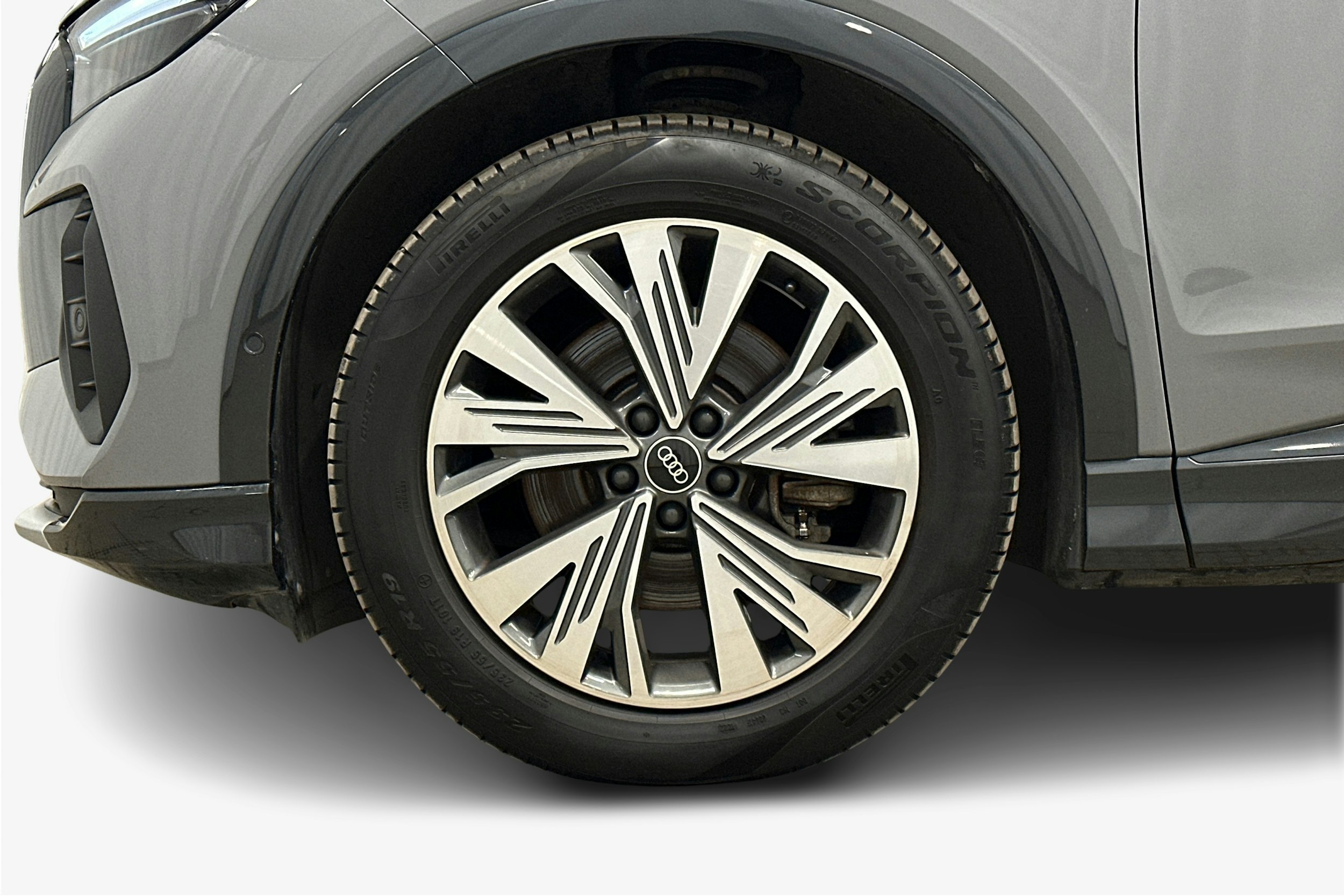 harmaa Audi Q4 e-tron 2023 kuva 11.