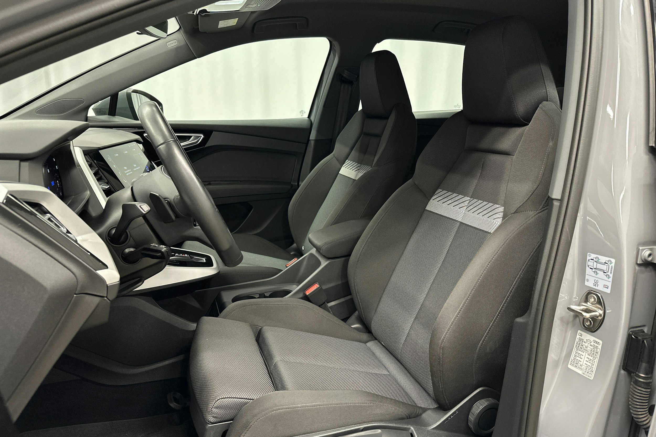 harmaa Audi Q4 e-tron 2023 kuva 17.
