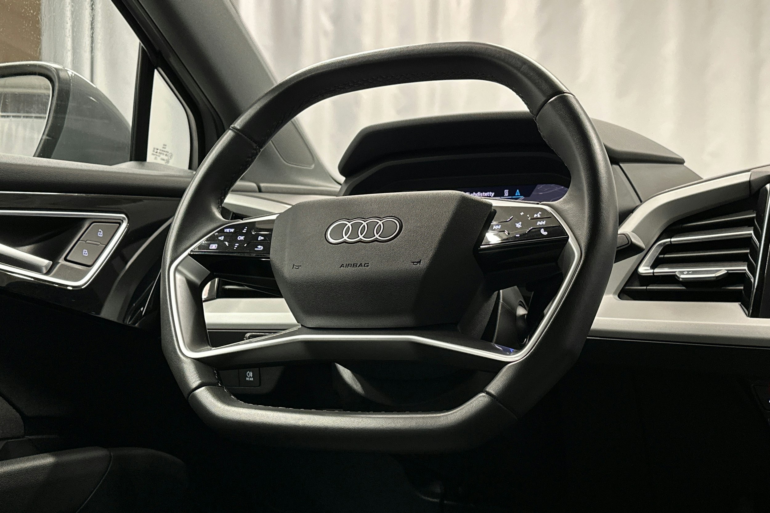 harmaa Audi Q4 e-tron 2023 kuva 18.