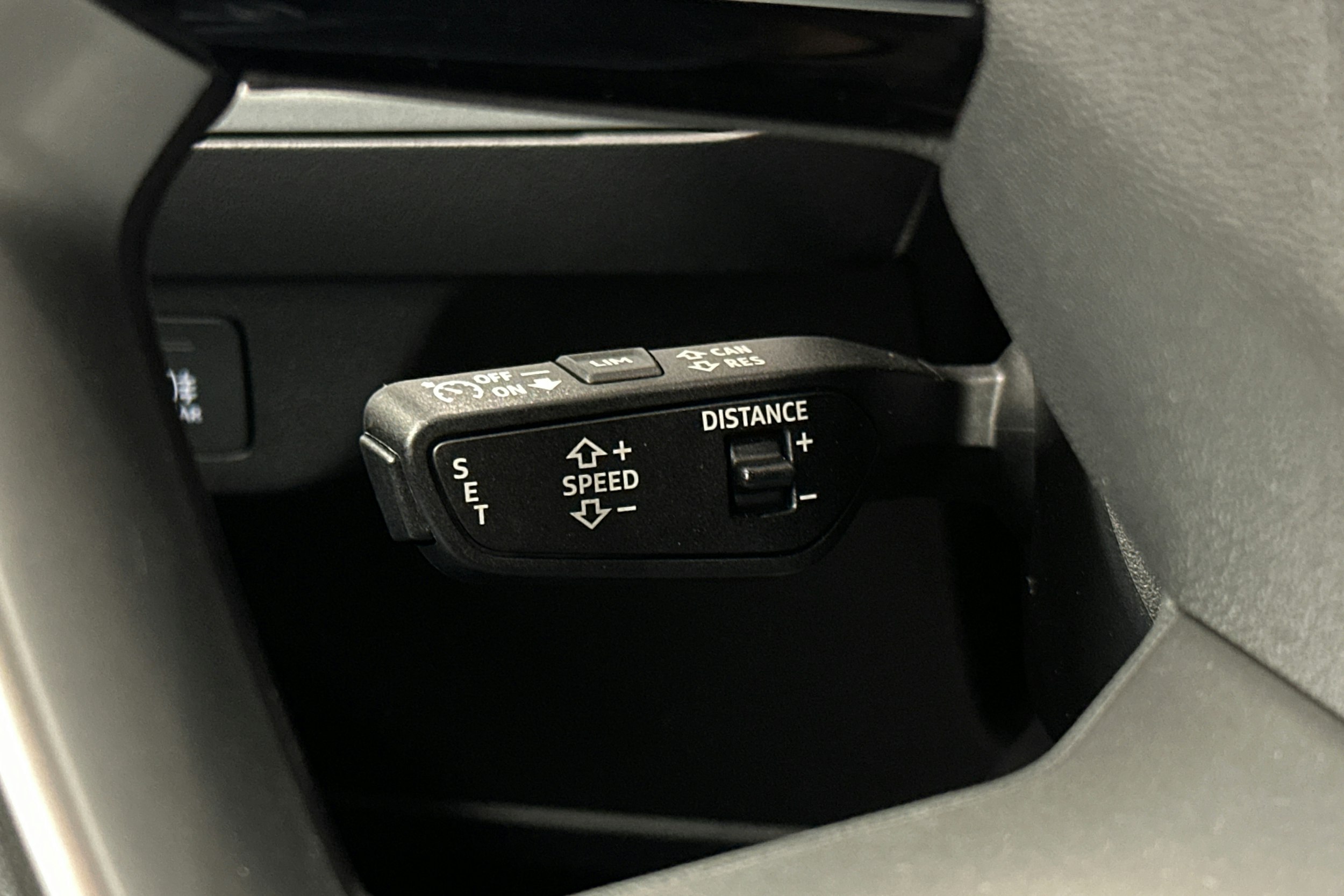 harmaa Audi Q4 e-tron 2023 kuva 21.