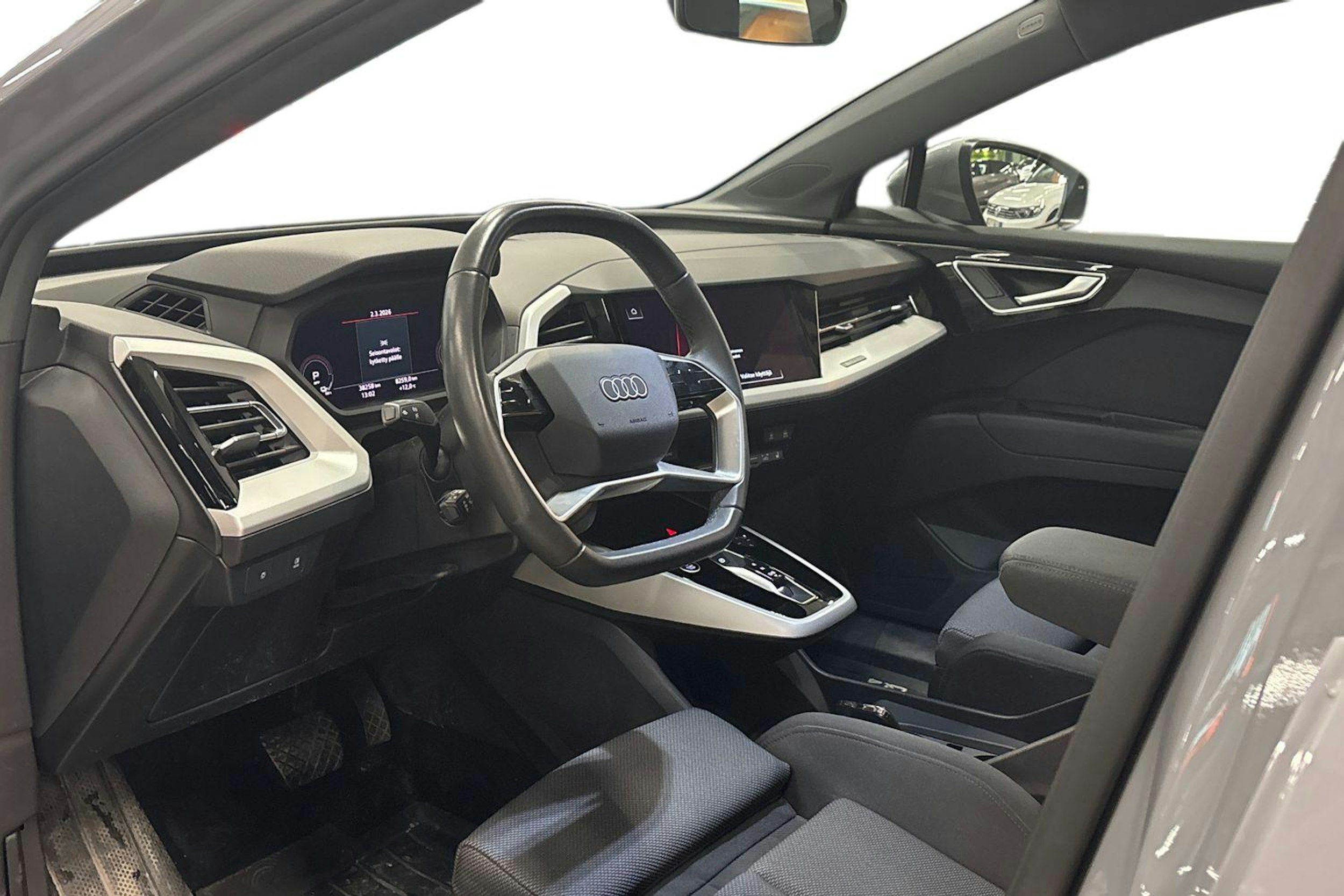 harmaa Audi Q4 e-tron 2023 kuva 3.