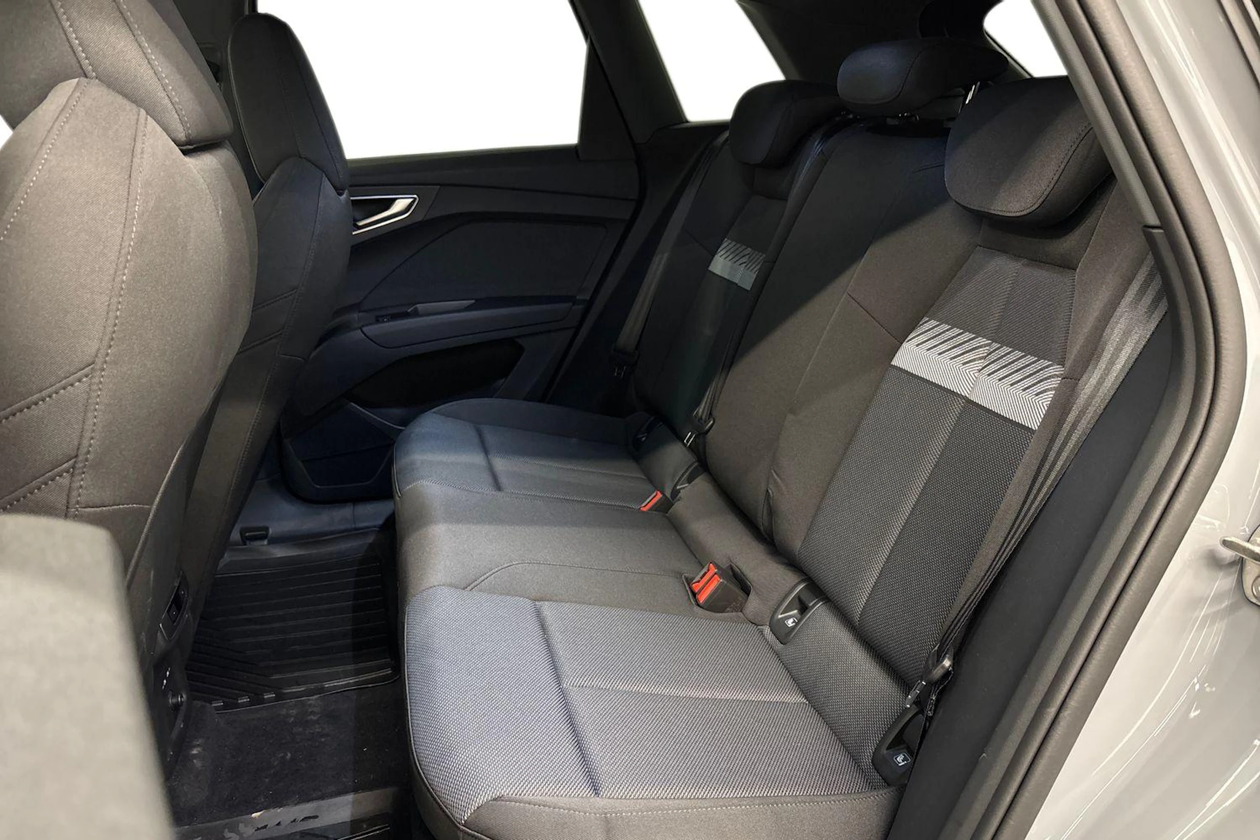 harmaa Audi Q4 e-tron 2023 kuva 8.