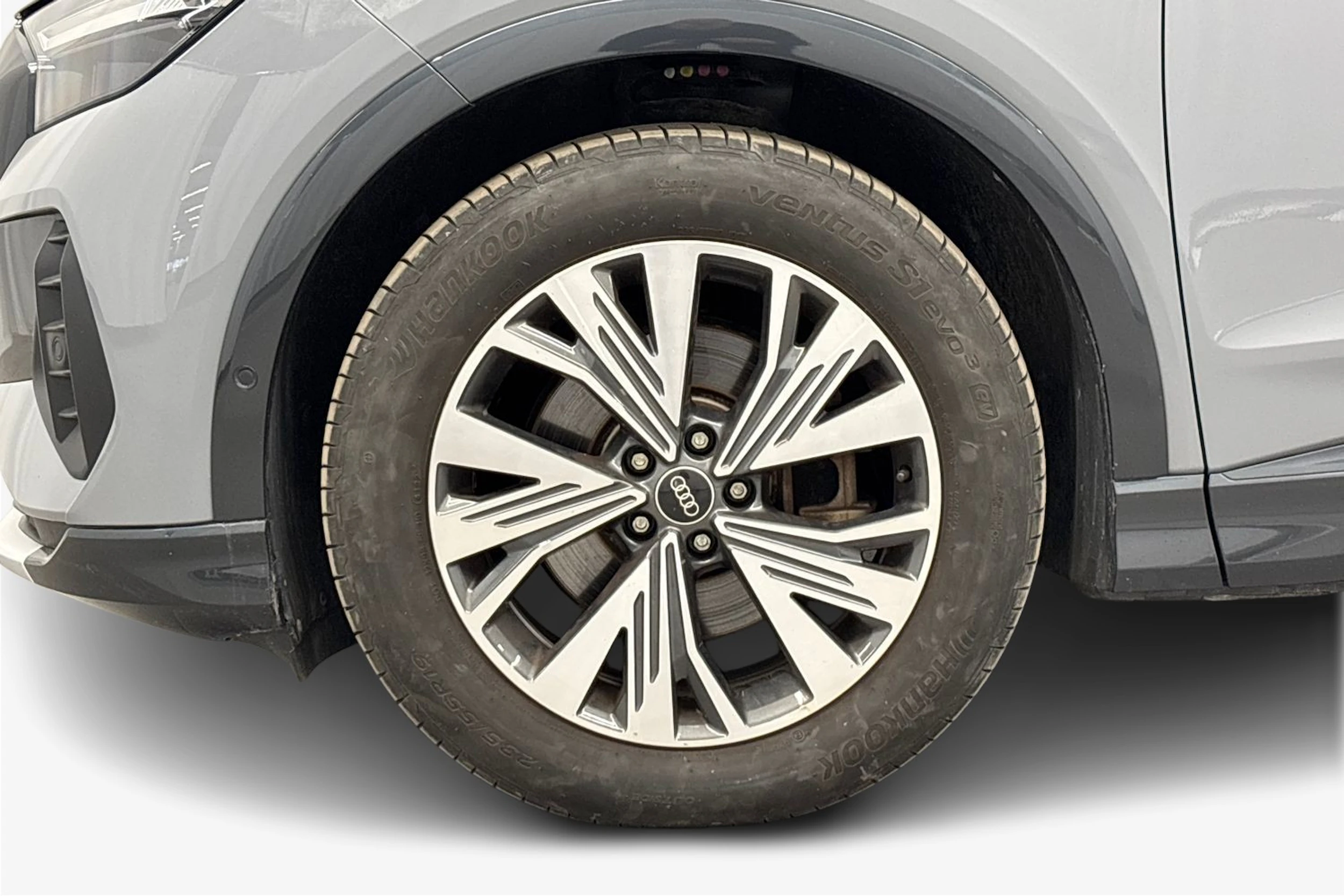 harmaa Audi Q4 e-tron 2023 kuva 9.