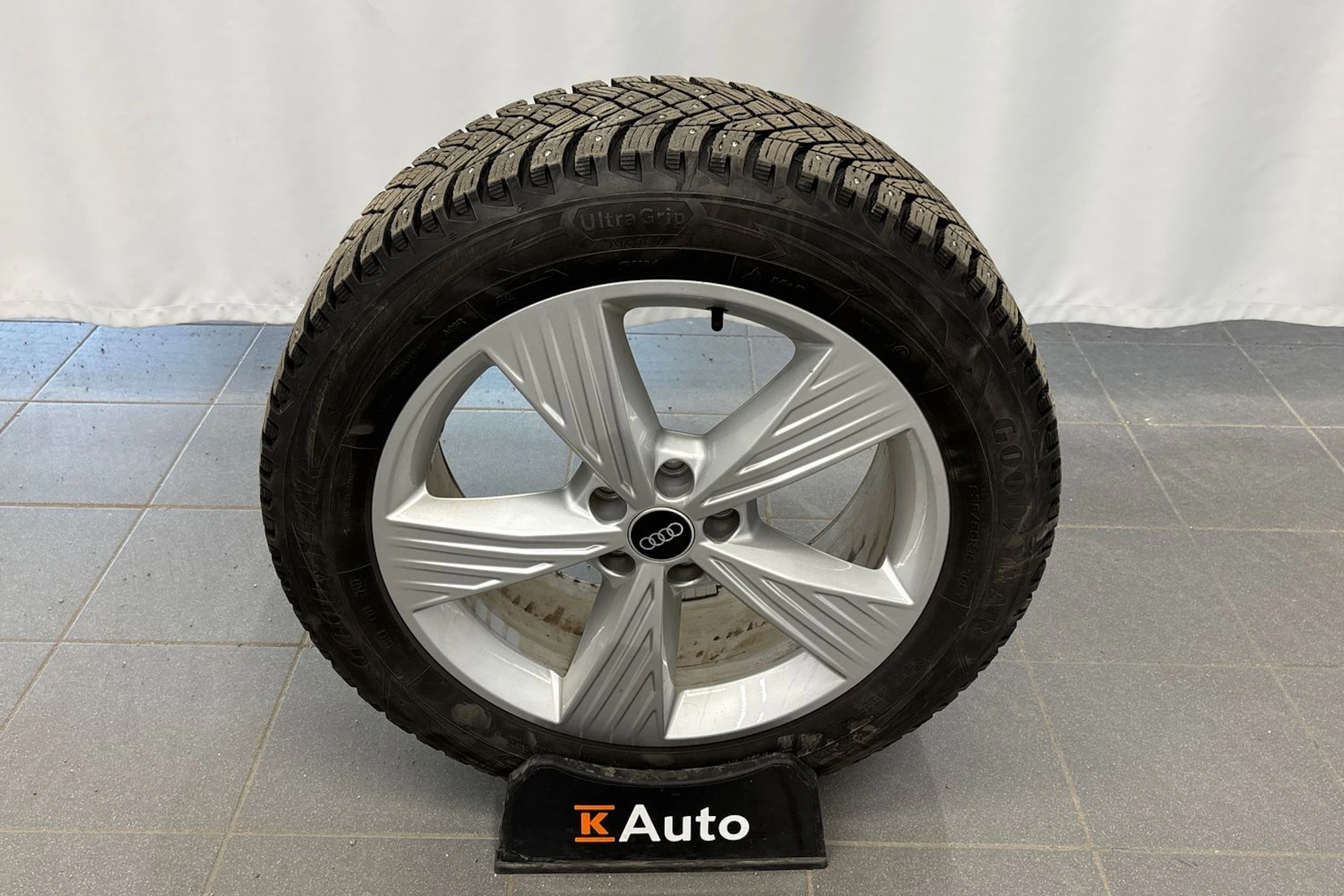 harmaa Audi Q4 e-tron 2023 kuva 10.