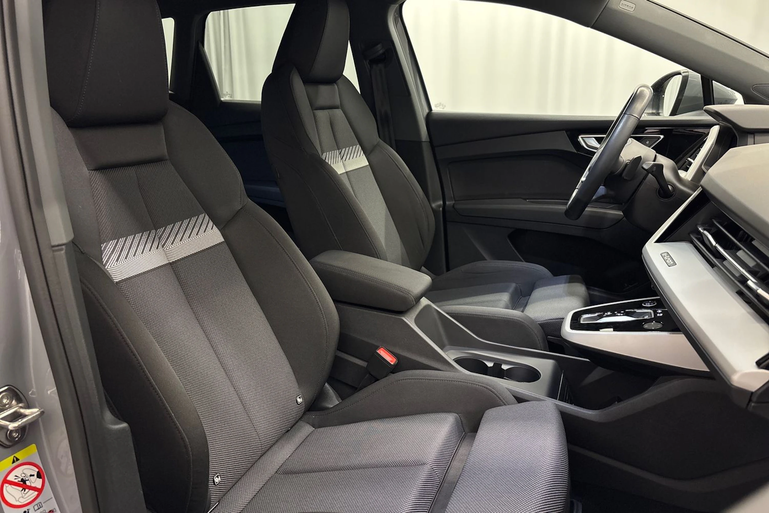 harmaa Audi Q4 e-tron 2023 kuva 11.